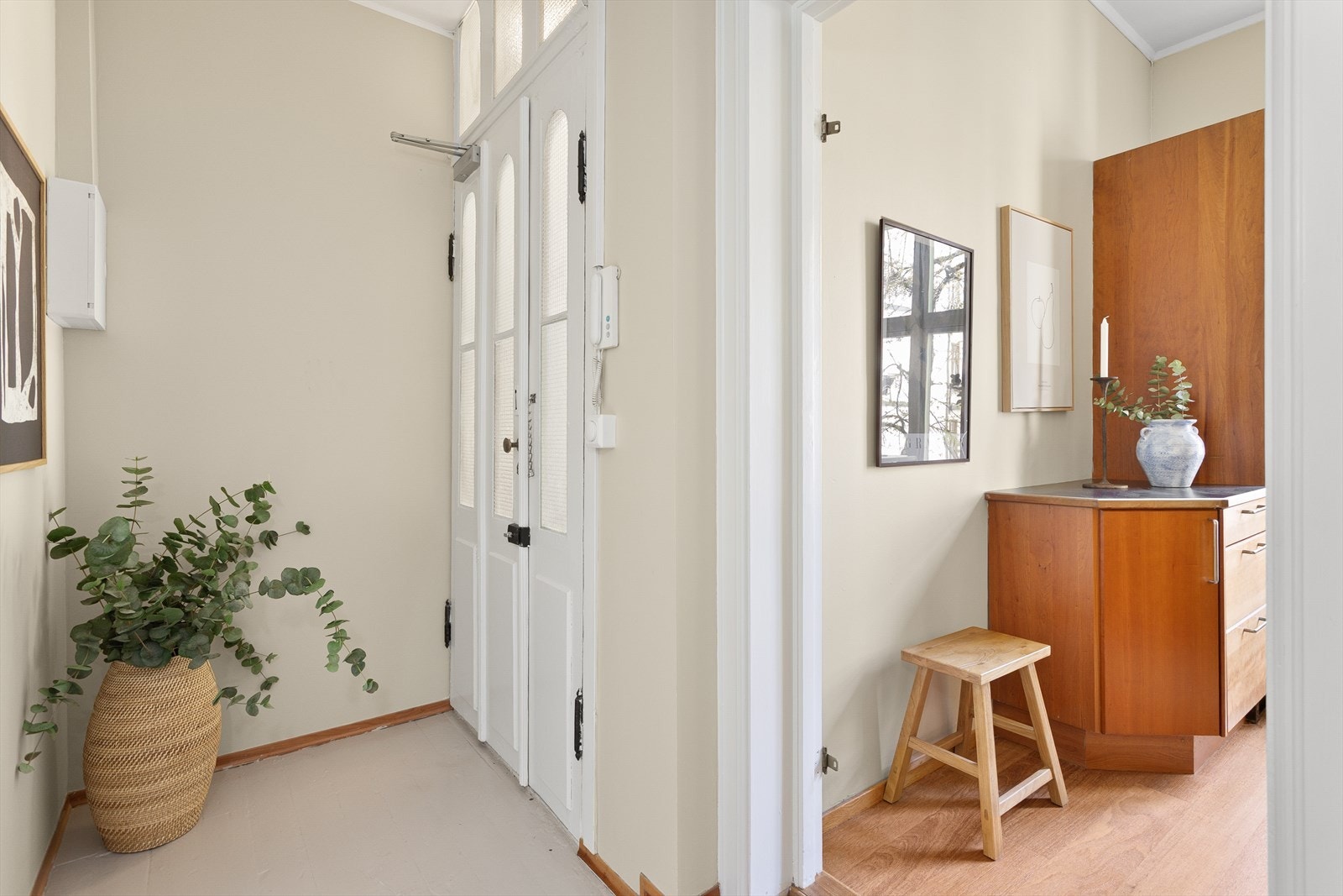 Det disponeres en bod på 11 kvm i kjeller og en bod på 9 kvm på loft. Galleribilde