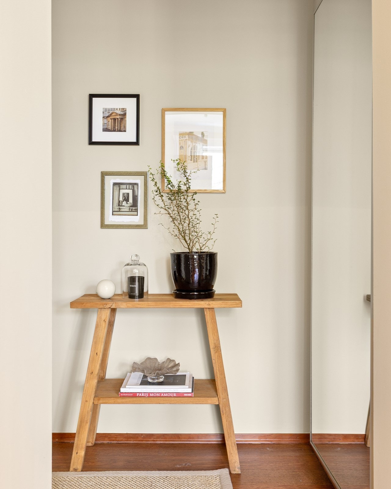Entré med garderobe og plass til oppbevaring. Galleribilde
