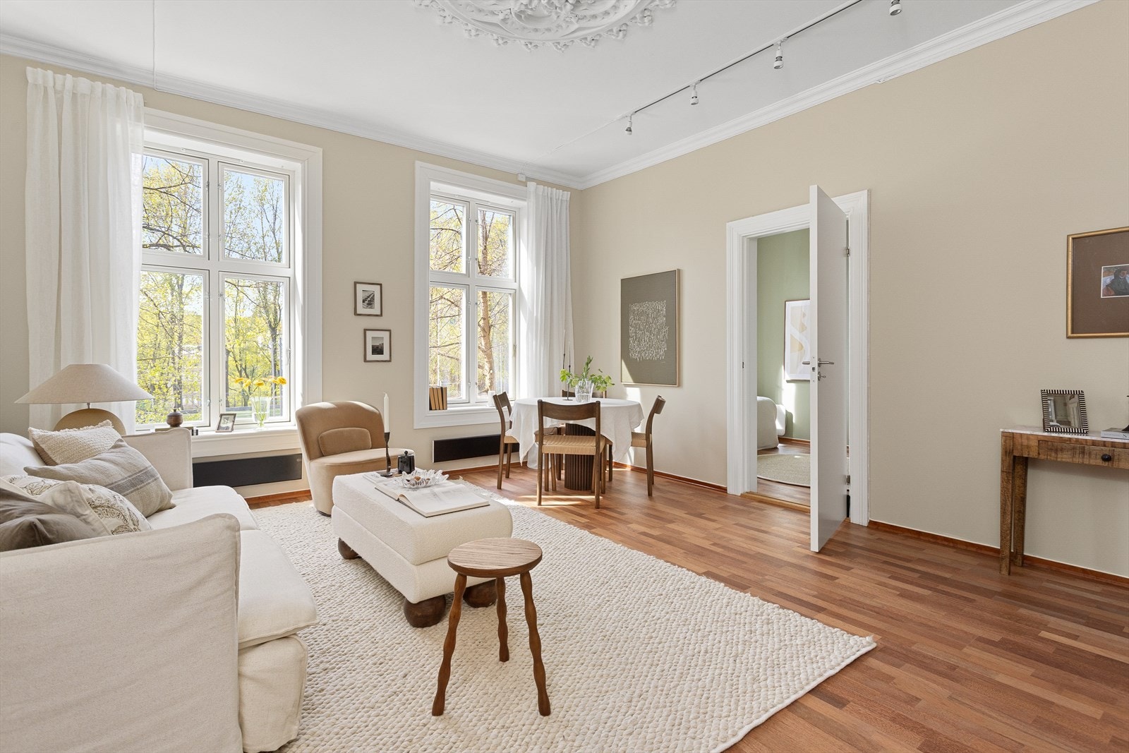 Leiligheten har en romslig stue med god plass til både sofaseksjon og spisebord. Galleribilde