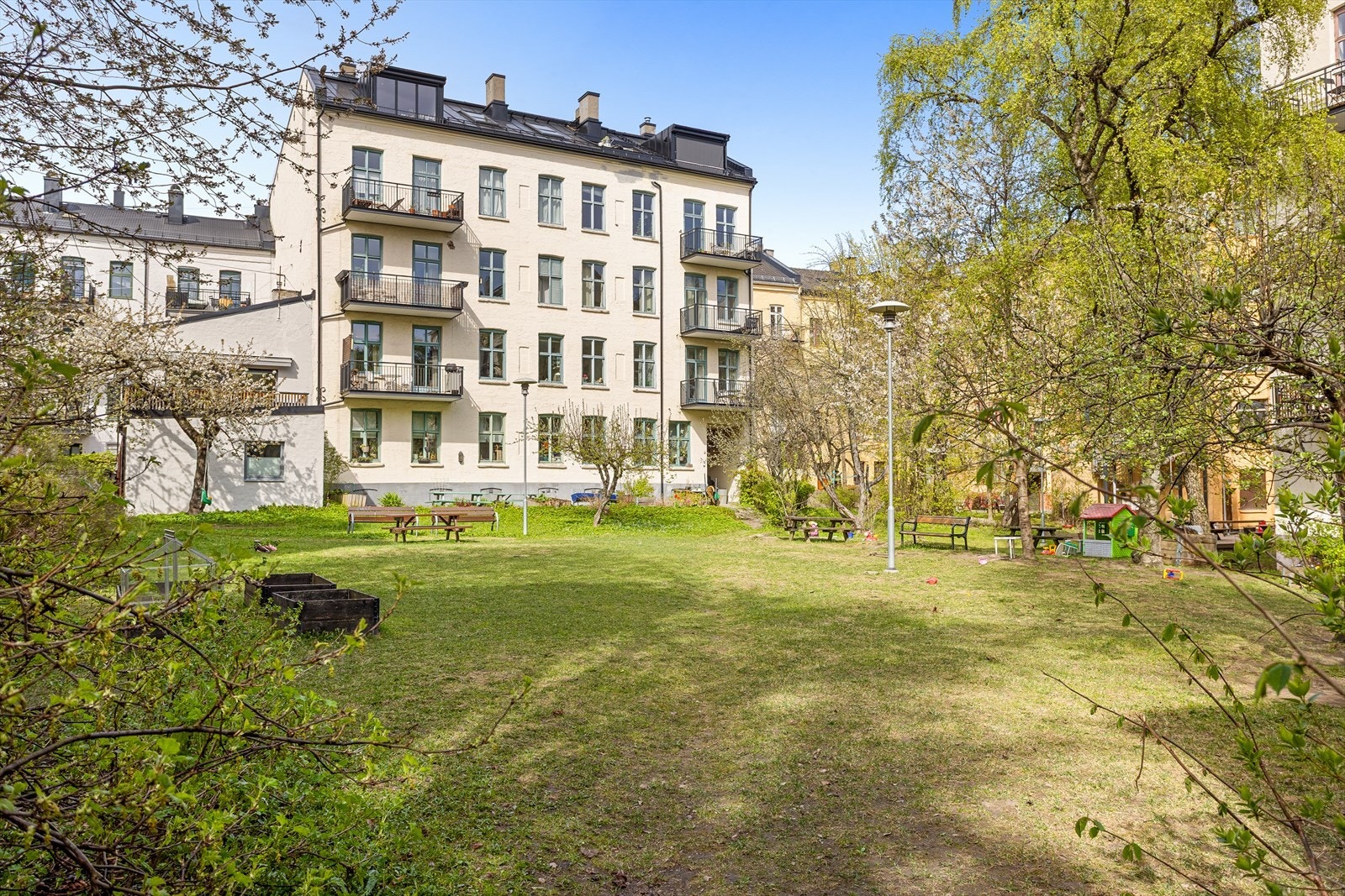 Åpent inn til en stor felleshage for kvartalet. Dette er til stor glede for både store og små med grillfester, epleplukking og sosiale sammenkomster. Galleribilde