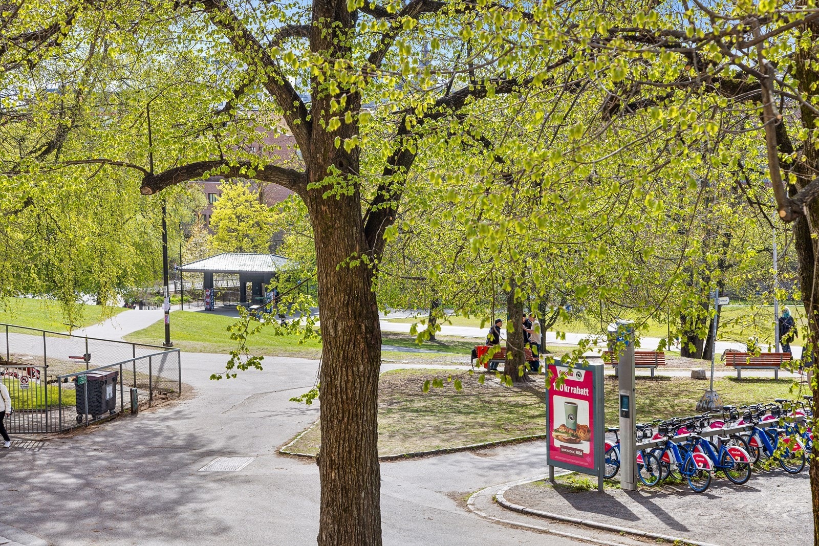 Leiligheten har ingen direkte gjenboere mot vest, men vender ut mot blant annet Grünerhagen ballplass, omkranset av frodige grøntområder og med nærhet til Grünerhagen park og Nedre Foss gård. Galleribilde