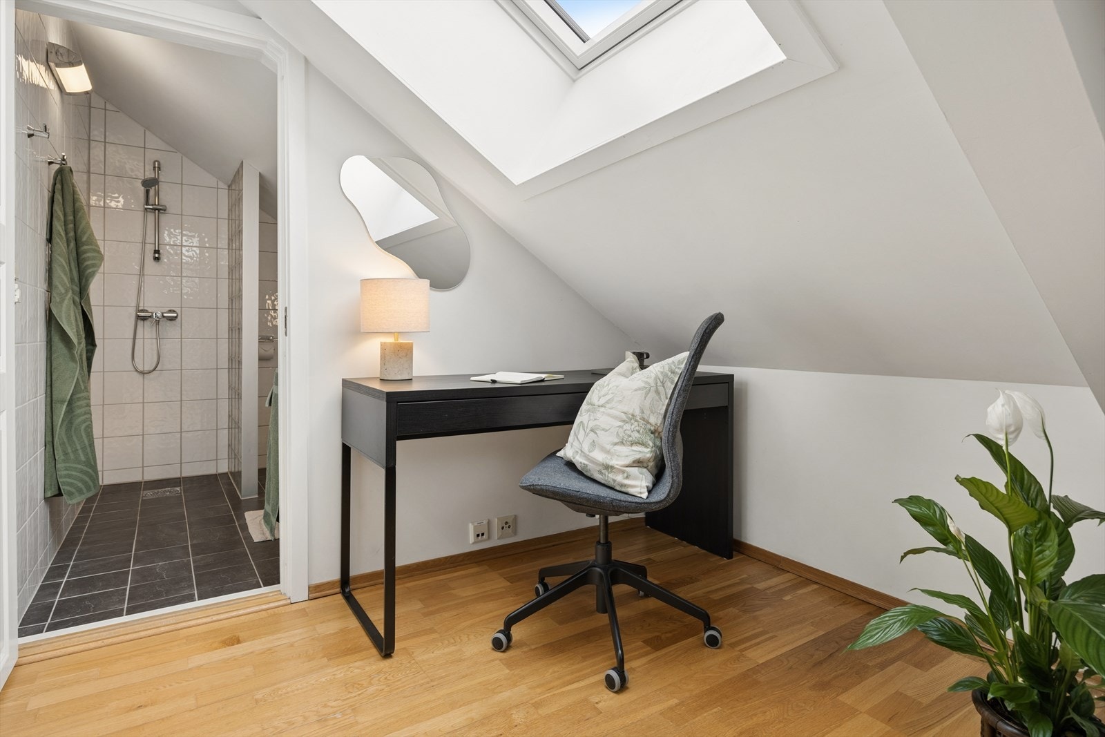 Denne delen av stuen benyttes i dag som kontorhjørne. Galleribilde