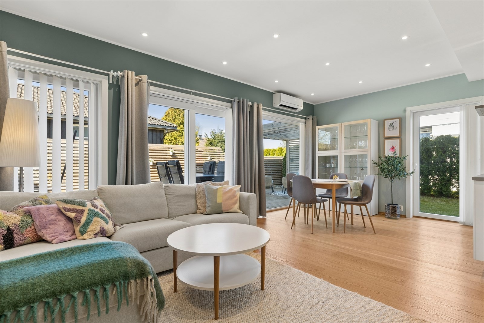 Det er god plass til både sofa og spiseområde ved den åpne kjøkkenløsningen. Galleribilde