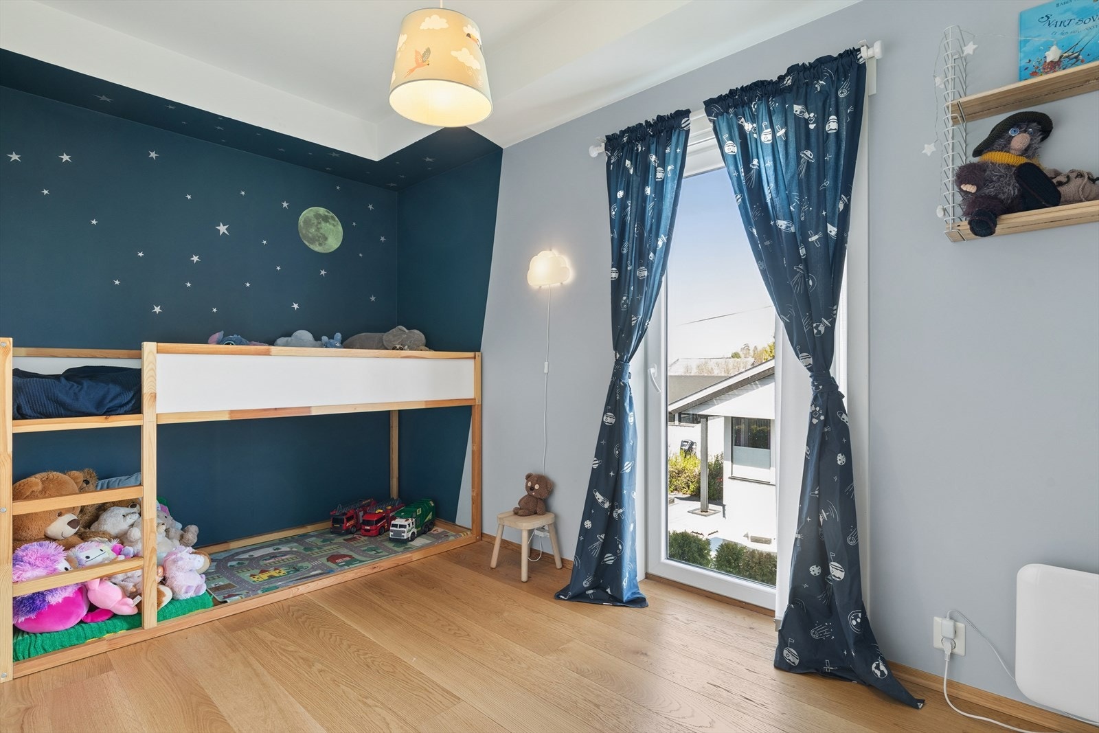 Soverom 3 er romslig med mange innredningsmuligheter. Her har du god plass til seng, garderobe og andre oppbevaringsløsninger. Galleribilde