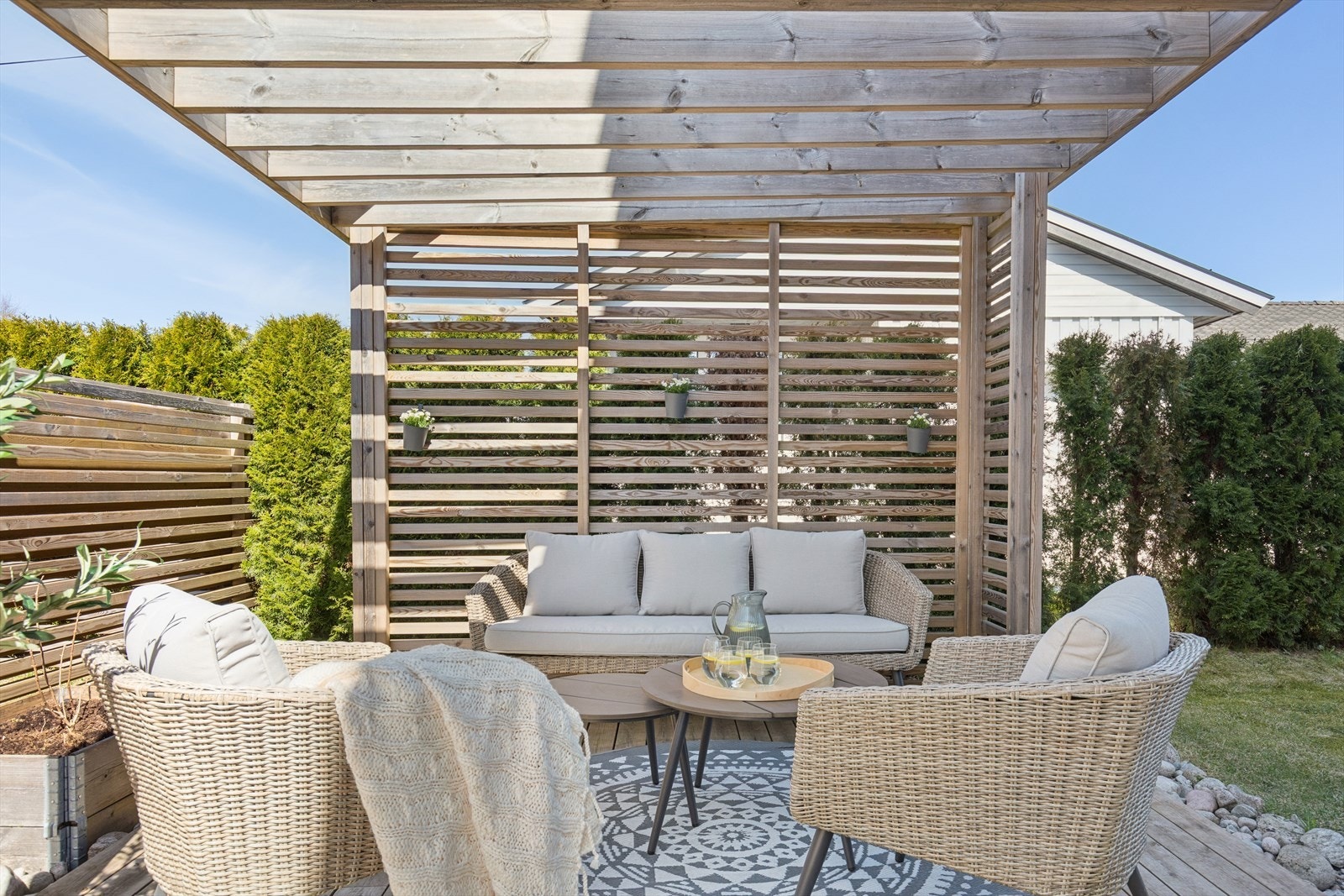 Den store plattingen har plass til flere soner og en koselig pergola. Perfekt oase for late sommerdager! Galleribilde