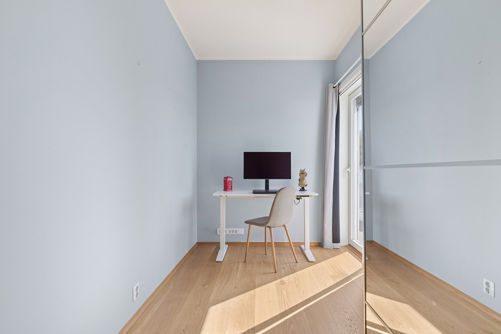 Det er god plass til seng samt garderobeskap. Her er det også satt inn elektriske screens. Galleribilde