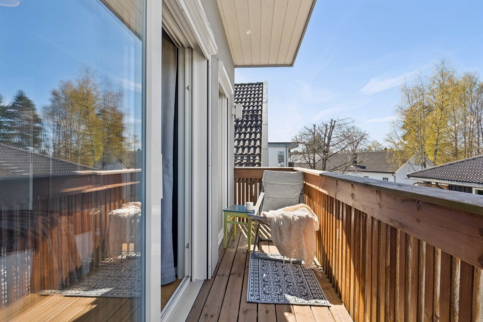 Fra soverommet er det utgang til en deilig balkong med gode solforhold og plass til møblement. Det er også litt tak over balkongen, noe som gjør den perfekt for tørking og lufting av klær og dyner! Galleribilde
