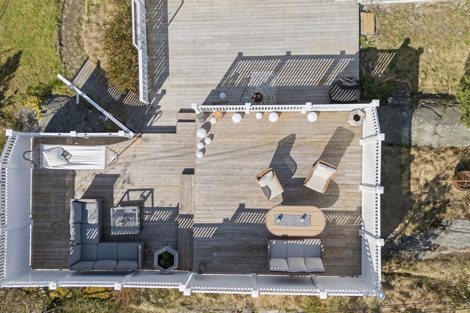 Uteplassen er anlagt med flere soner for både spiseplass og loungegruppe. Galleribilde