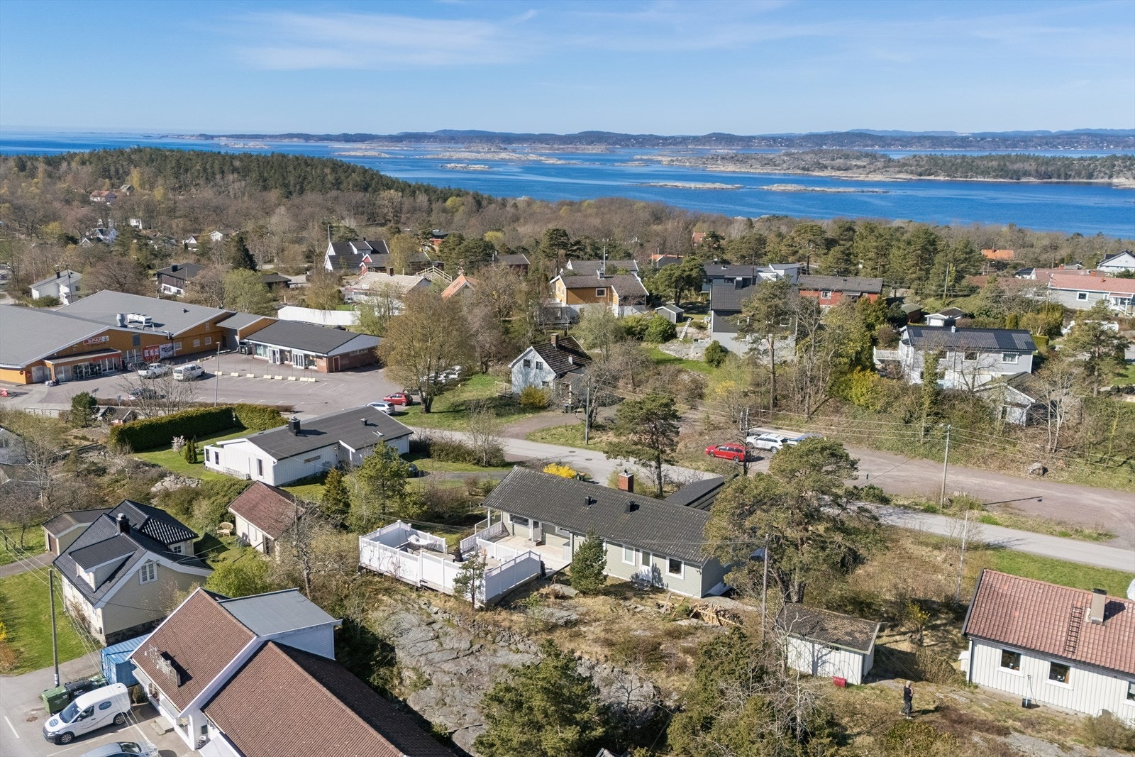 Det er kun to minutters gange til nærmeste dagligvarebutikk, Spar Tjøme, og bussholdeplass. Galleribilde