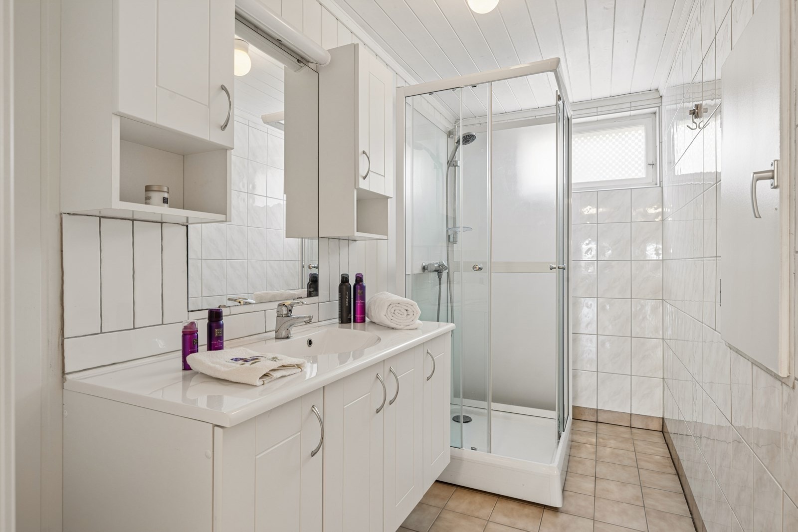 Bad i underetasjen, innredet med servant, oppbevaring og dusjkabinett. Badet er innredet i areal godkjent som bod. Se pkt. ferdigattest i salgsoppgaven. Galleribilde