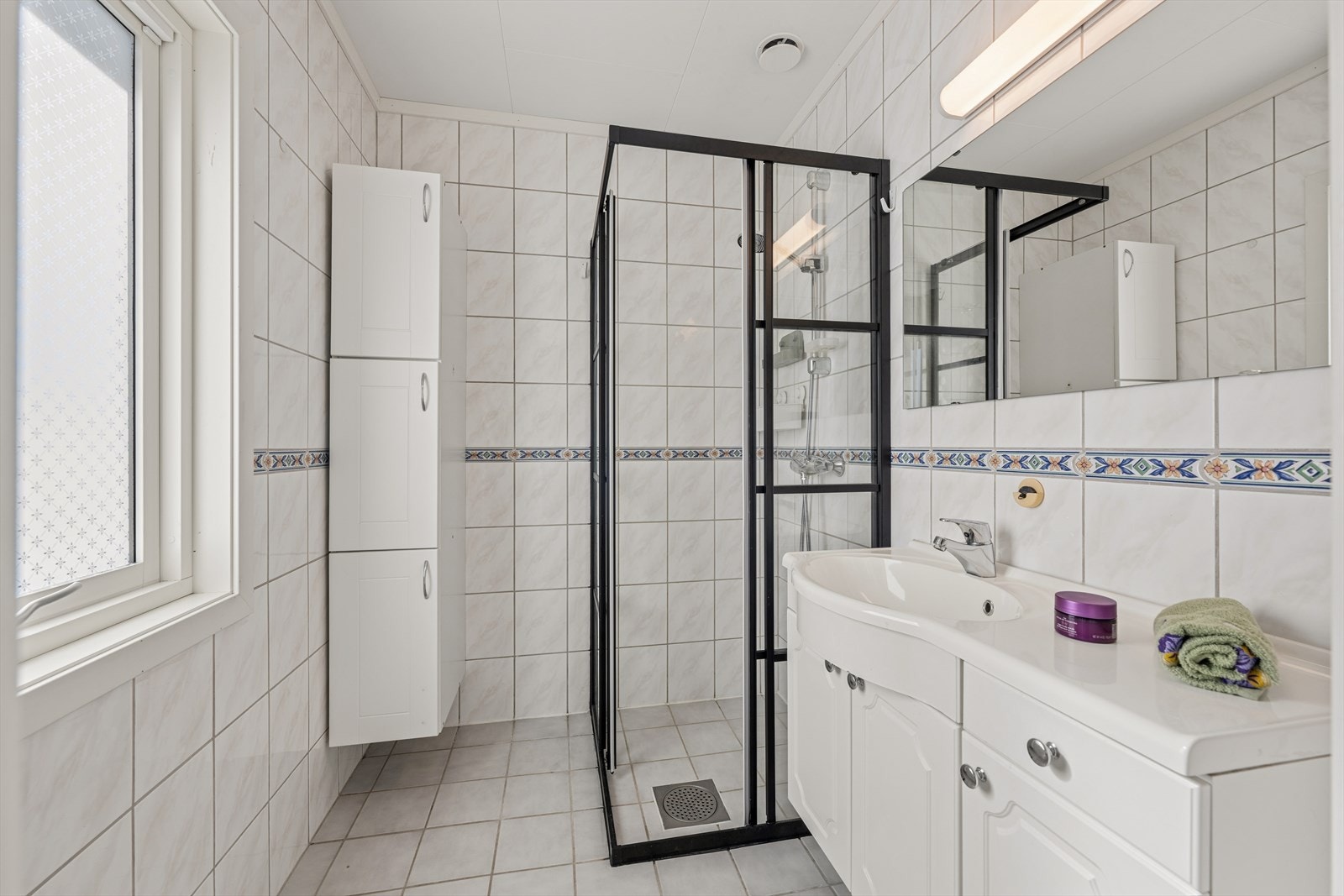 Badet i første etasje har flislagt gulv med elektriske varmekabler og dusjhjørne med nye vegger. Galleribilde