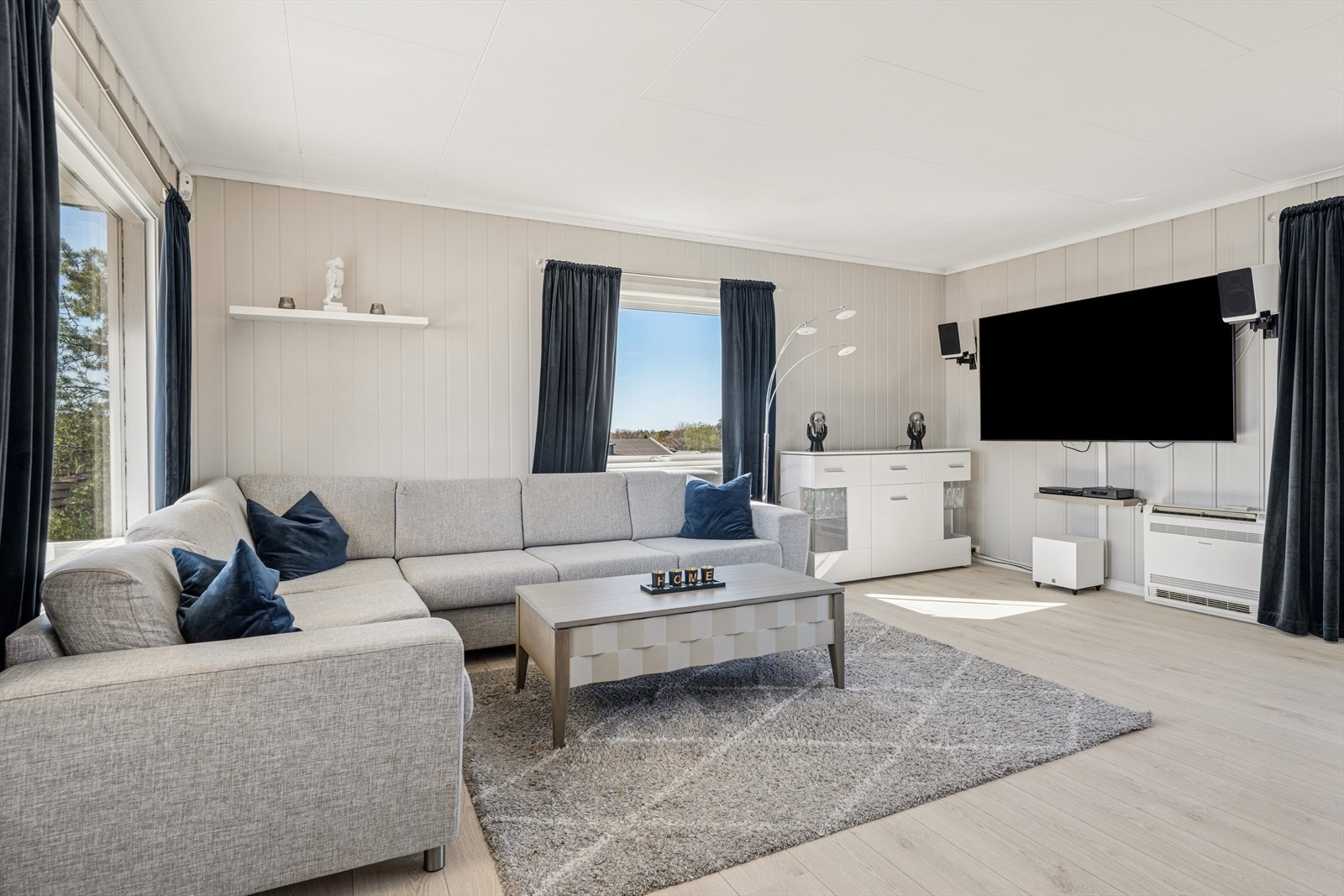 Stuen i første etasje har plass til en romslig sofagruppe. Oppvarming skjer blant annet via luft-til-luft varmepumper. Galleribilde