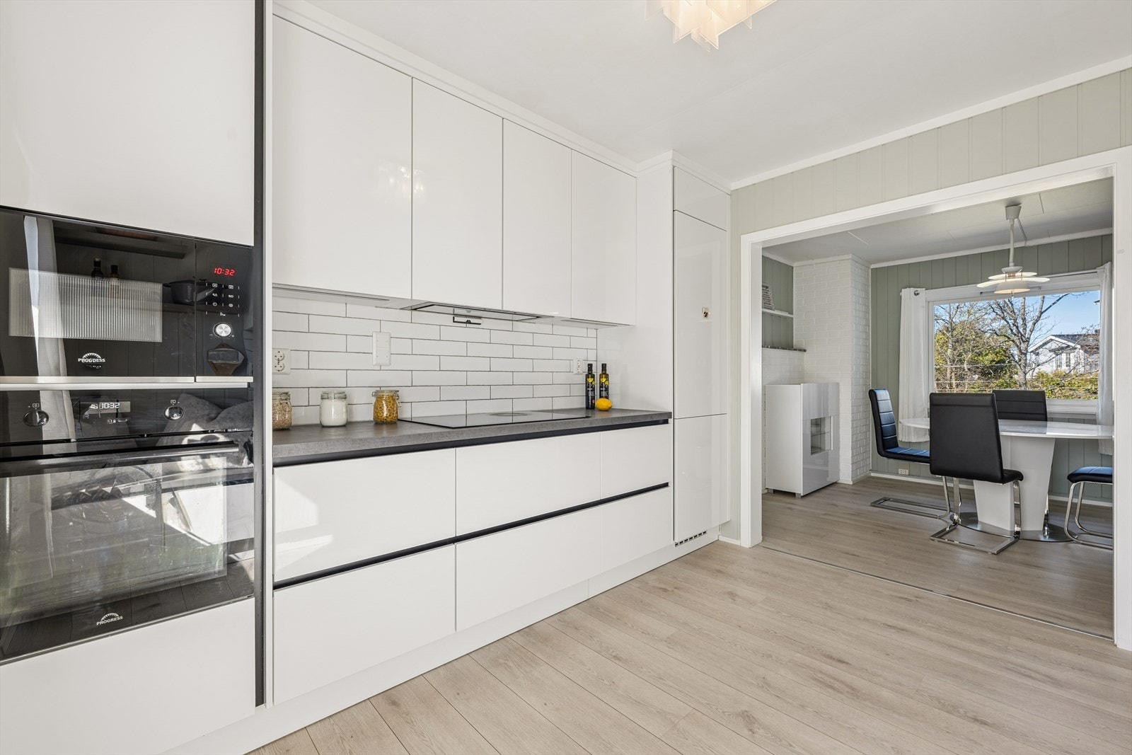Kjøkkenet er utstyrt med platetopp, stekeovn, micro, kjøleskap og oppvaskmaskin. Galleribilde
