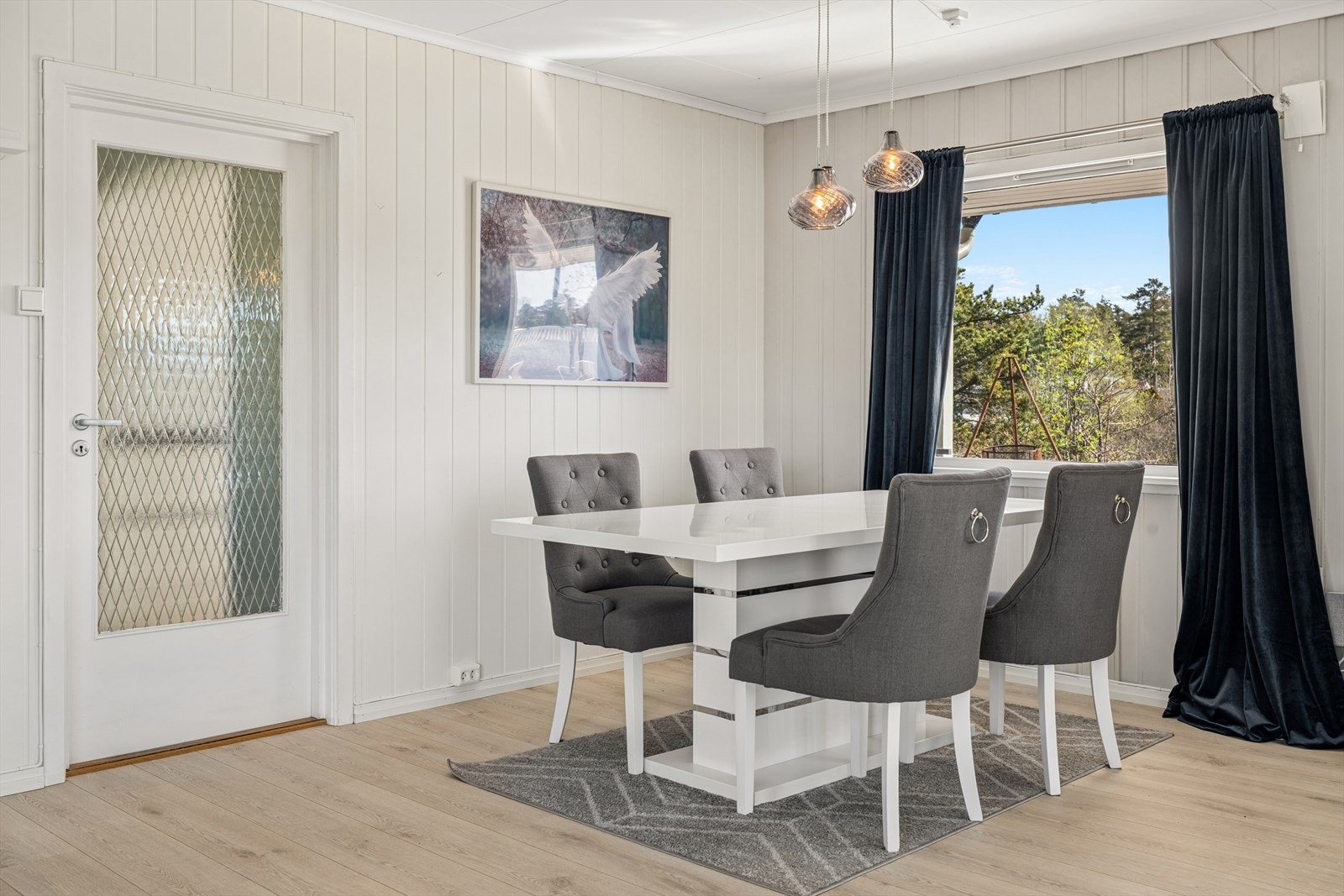 Gulvene i store deler av etasjen har laminat, mens veggene har en blanding av tapet, panel og malte plater. Galleribilde