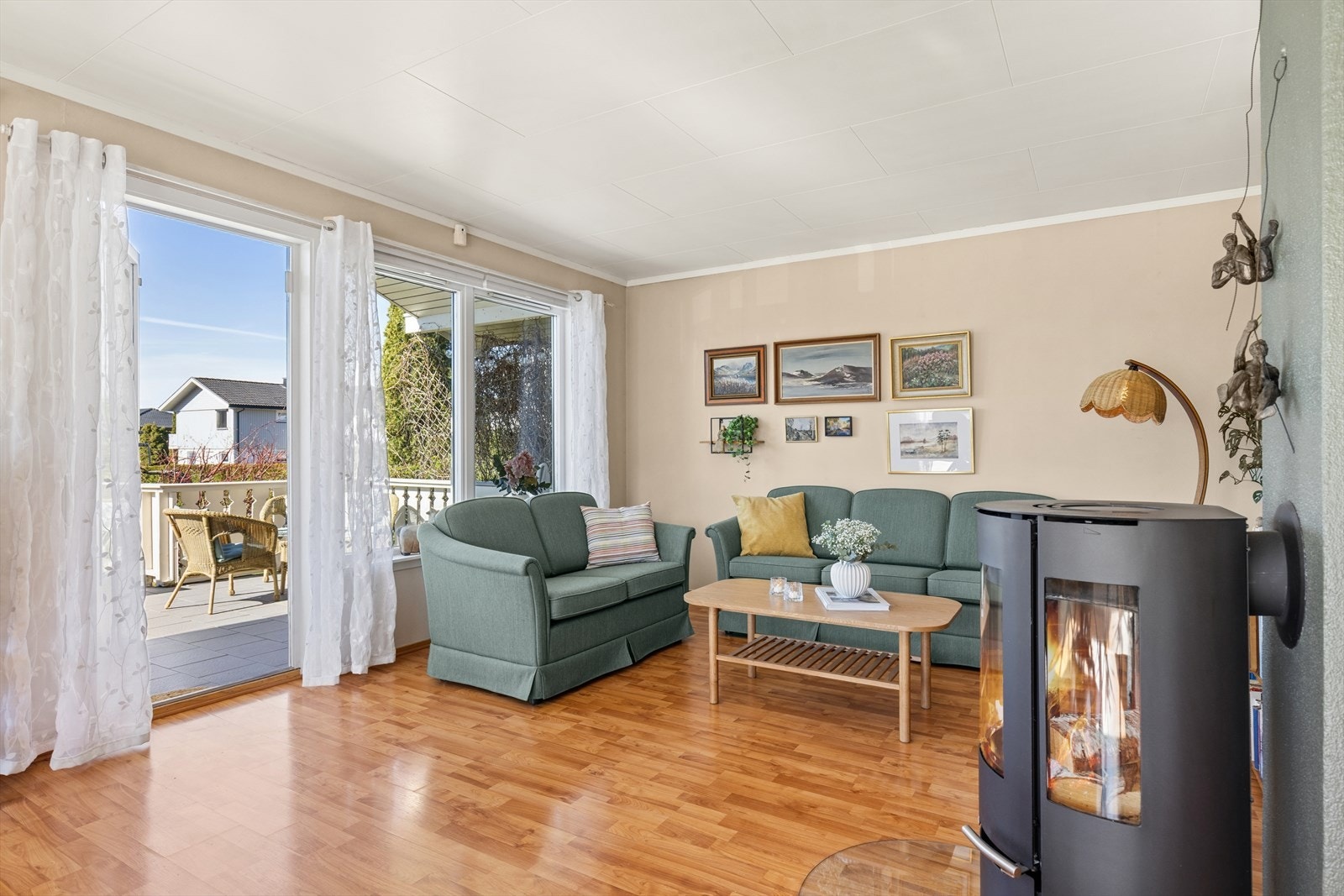 Fra stuen er det direkte utgang til en solrik terrasse, som gir en fin forlengelse av oppholdsrommet og legger til rette for å nye fine sommerdager ute. Galleribilde