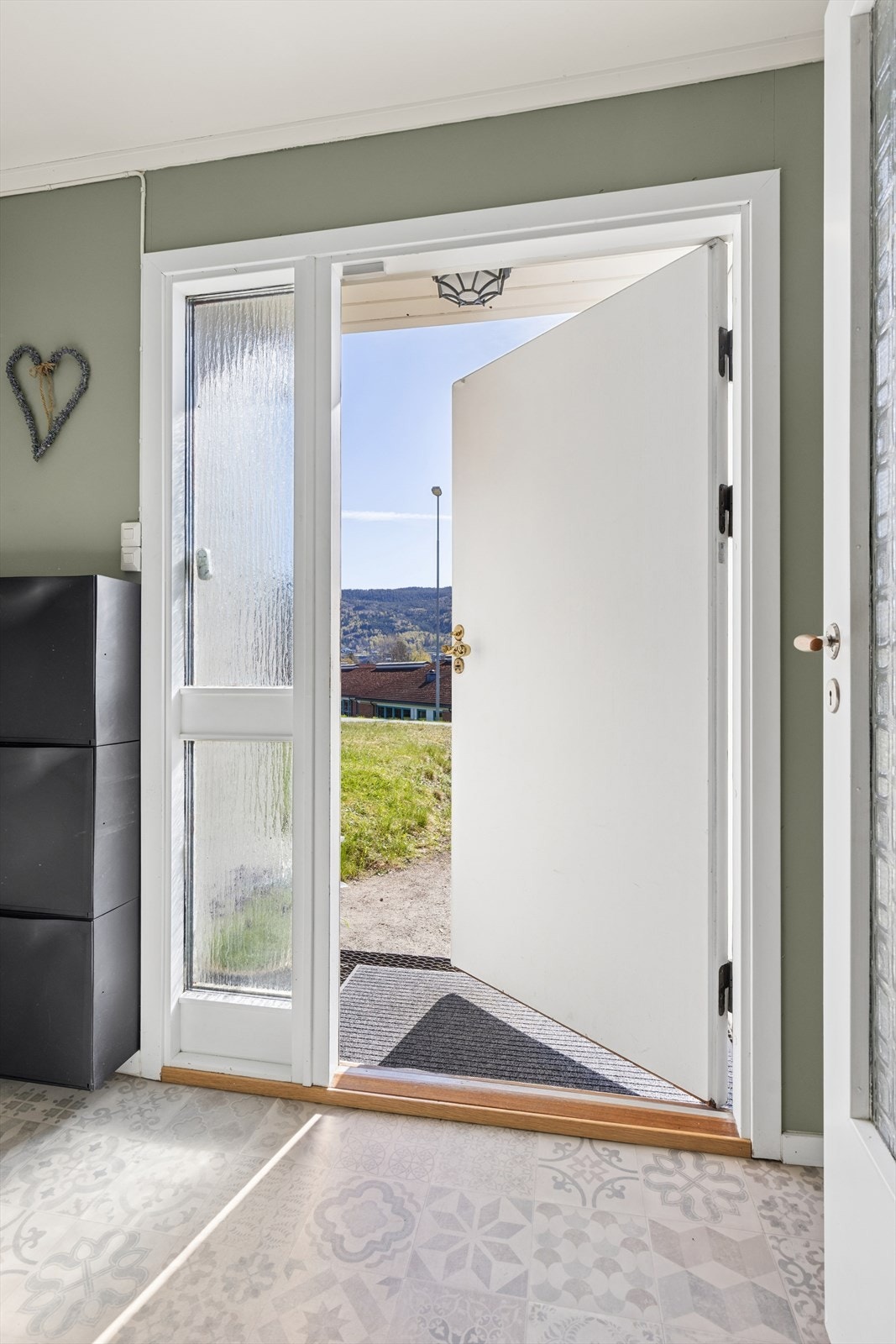 Her ønskes man velkommen inn i en lys og praktisk entré med plass til opphengsløsning på vegg og skohylle/kommode for oppbevaring. Galleribilde