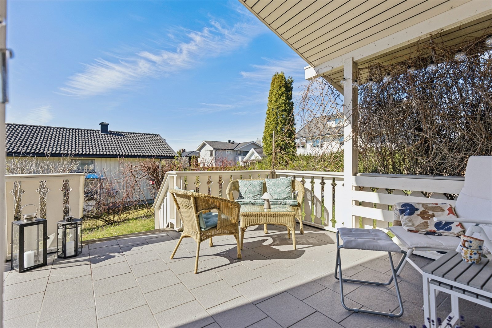 Her er det god plass til både spisebord og loungegruppe. Galleribilde