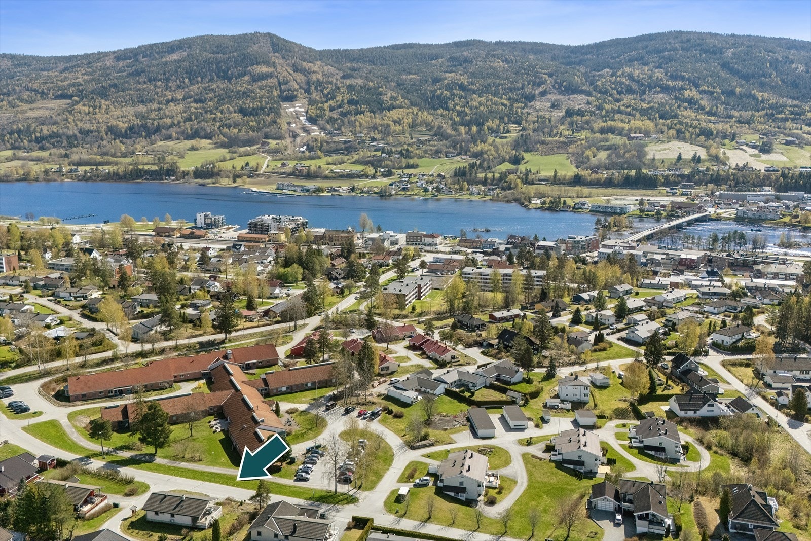 Fra eiendommen er det kort vei til Vikersund sentrum og Tyrifjorden. Galleribilde