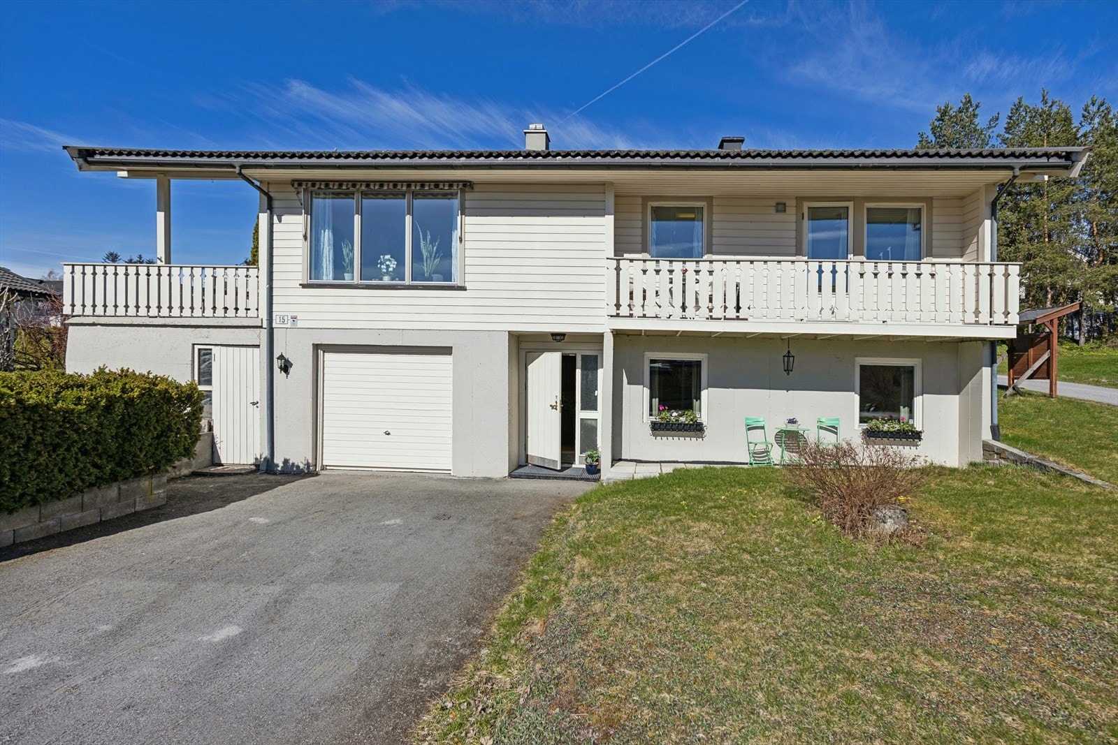 Innholdsrik enebolig med solrik terrasse, hage og garasje. Galleribilde