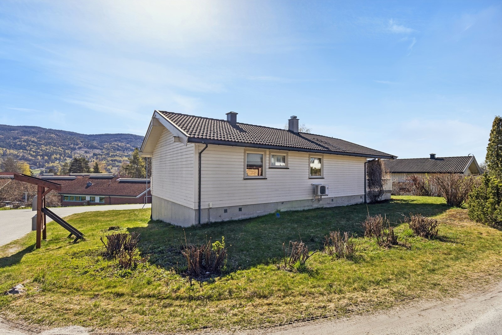Eiendommen har en attraktiv beliggenhet i Modum, i et rolig og etablert boligområde med lite gjennomgangstrafikk. Galleribilde