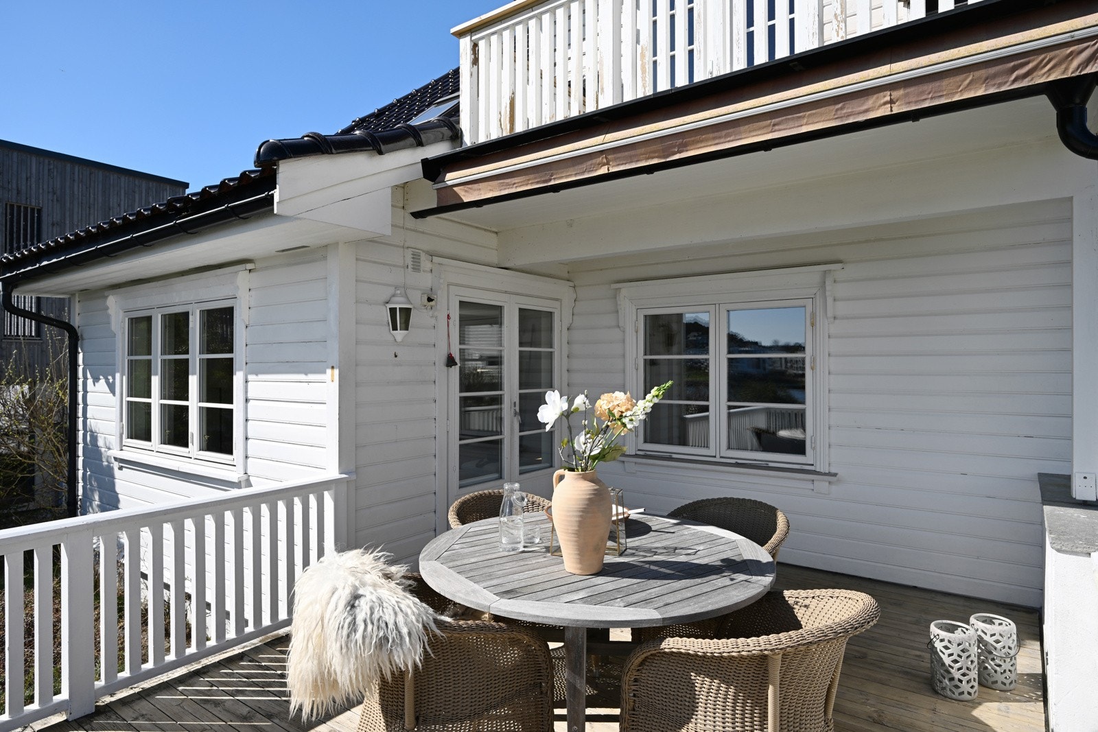 Her sitter du solrikt og lunt med flott utsyn over sjøen Galleribilde