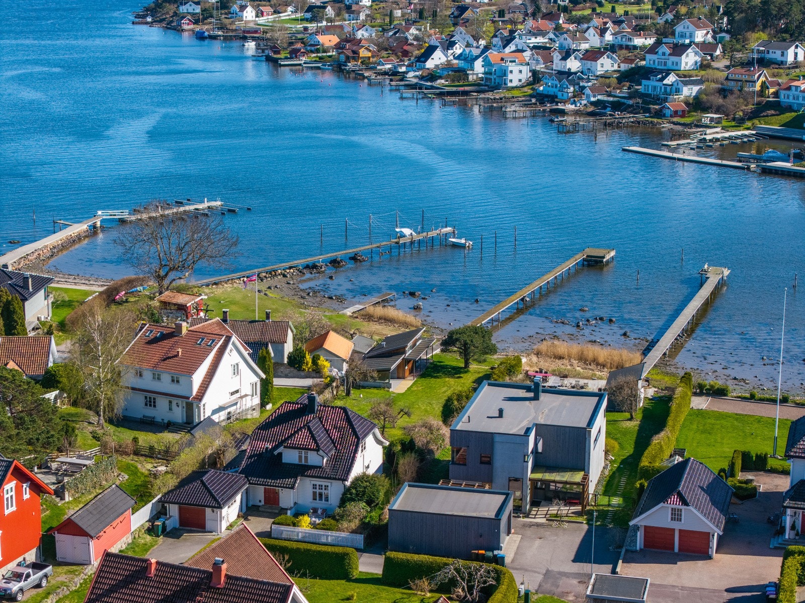 Strandeiendom med brygge og båthus/Aneks Galleribilde