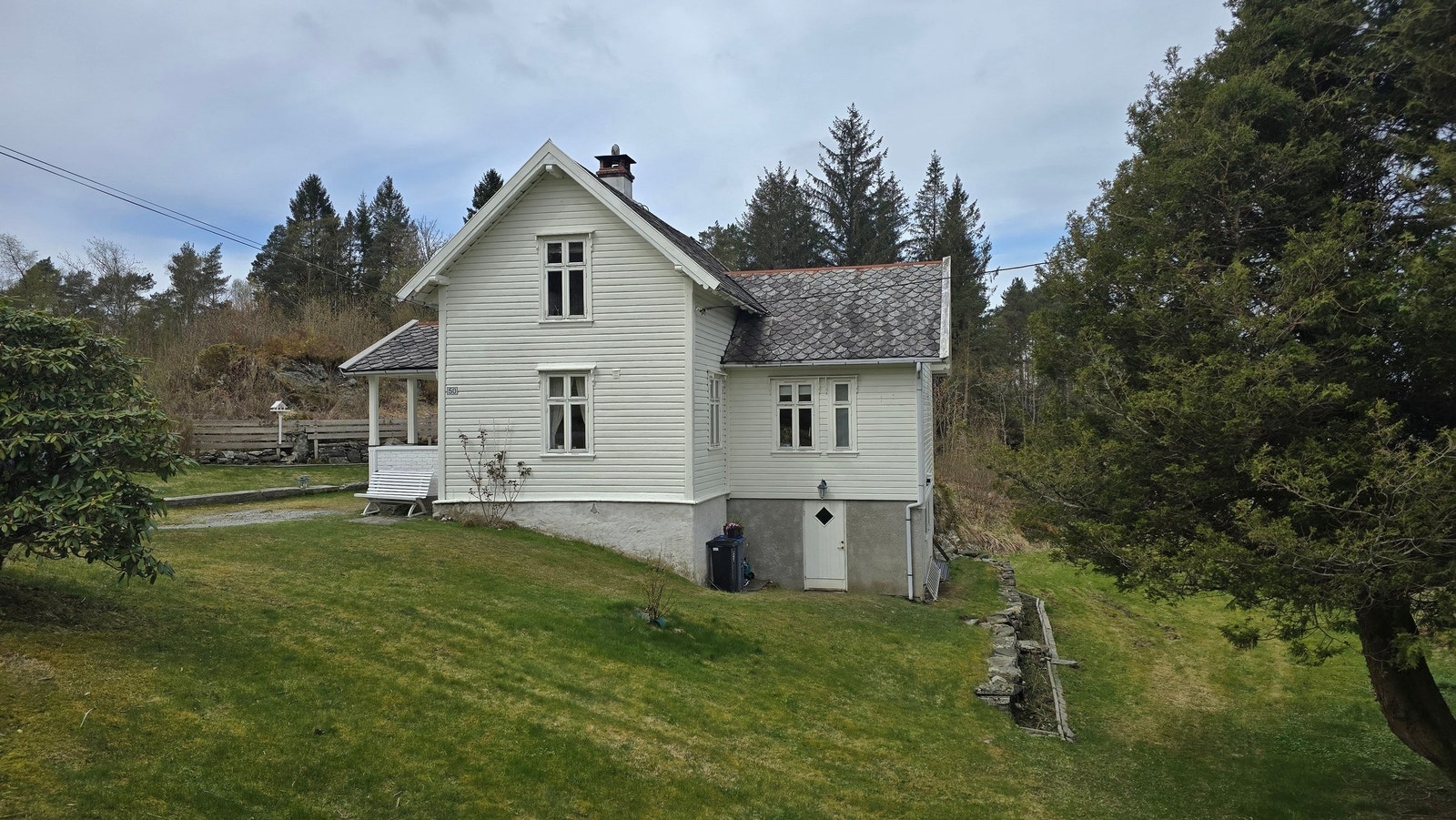 Hus sett fra siden ved garasje Galleribilde