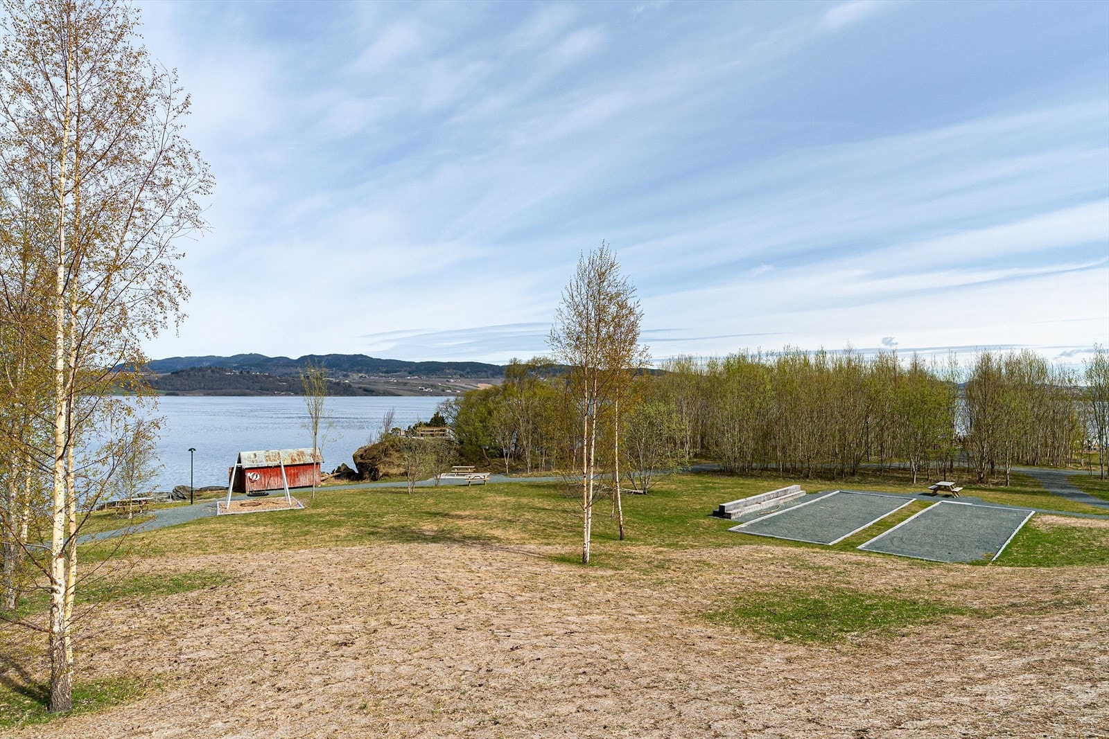Ølsholmskjæret friluftsområde ligger 600 meter fra boligen med sandvolleyball-bane, sykkelsti, natur-lekeplasss, utegriller og badestrand. Galleribilde