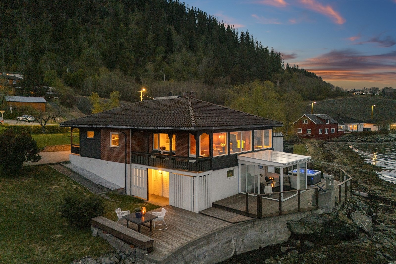 Velkommen til denne herlige eneboligen som ligger rett ved Buvikbukta. Her kan boligdrømmen i sjøkanten gå i oppfyllelse! Galleribilde