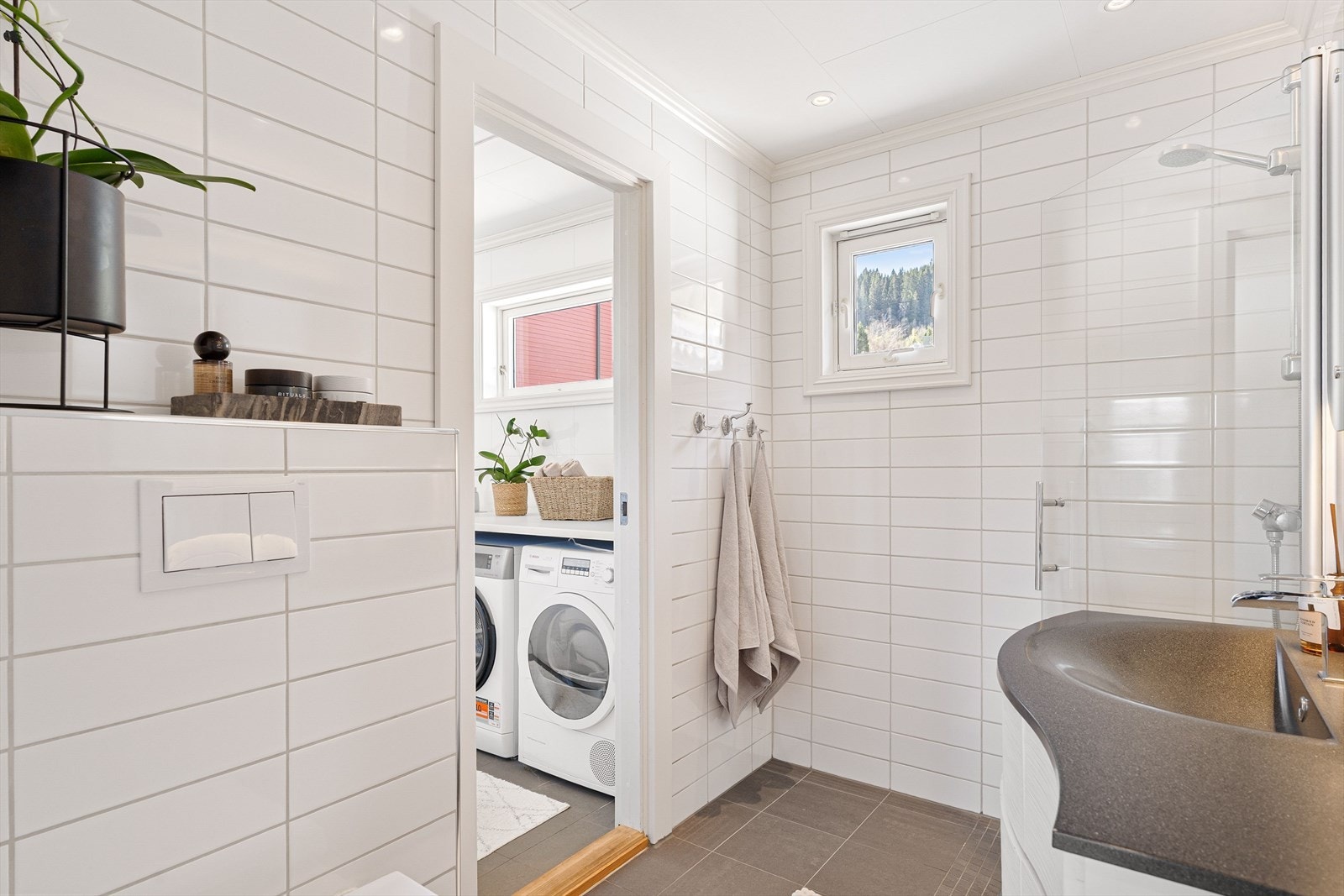 Inne på badet vil du finne en smart løsning med direkte tilgang til vaskerommet. Galleribilde
