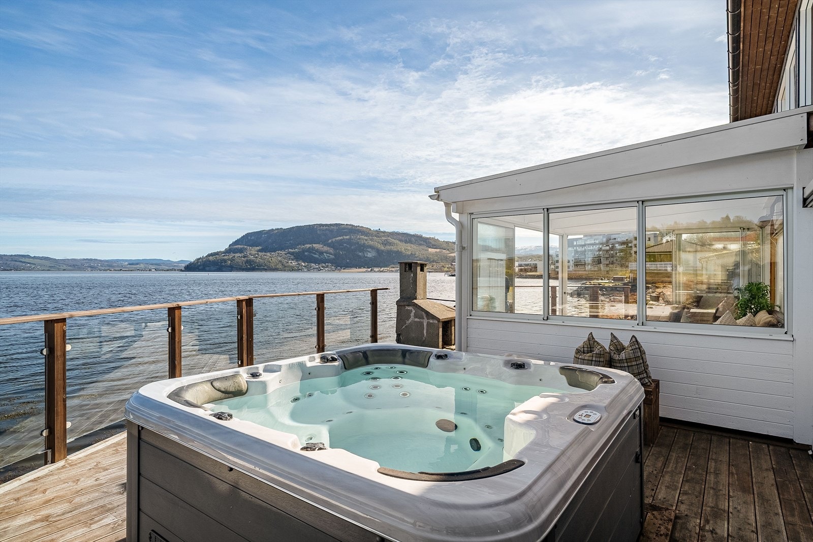 Når badetemperaturen i fjorden er for lav kan du nyte tilstedeværelsen av sjøen fra boblebadet av merke Sunnest. Galleribilde
