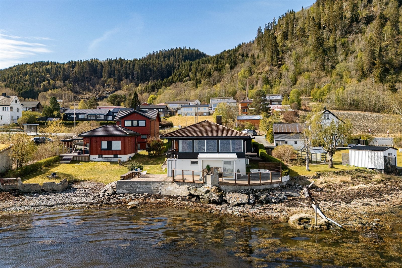 Boligen er velholdt og har nærhet til både skole, idrettsanlegg, dagligvarebutikk og turstier m.m. Galleribilde