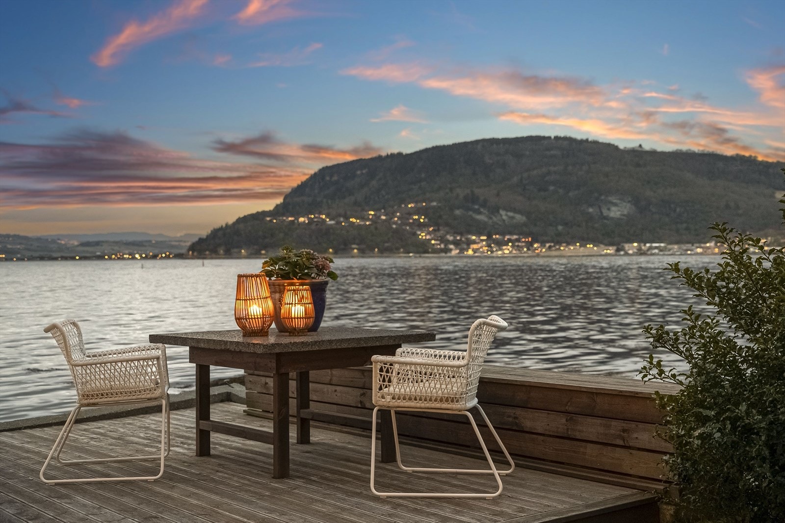 Terrassen ligger helt nede ved sjøkanten, og har mange muligheter for å nyte solnedganger og det vidstrakte landskapet! Galleribilde