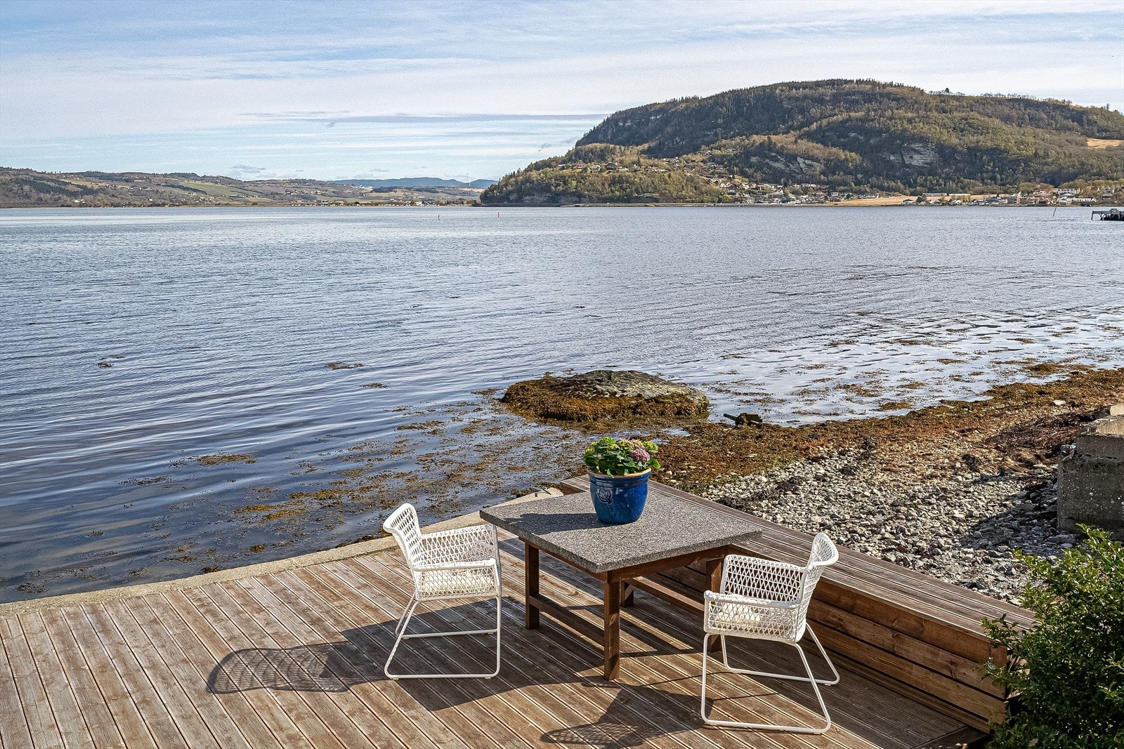 Her kan du nyte morgenkaffen helt nede ved sjøkanten! Galleribilde