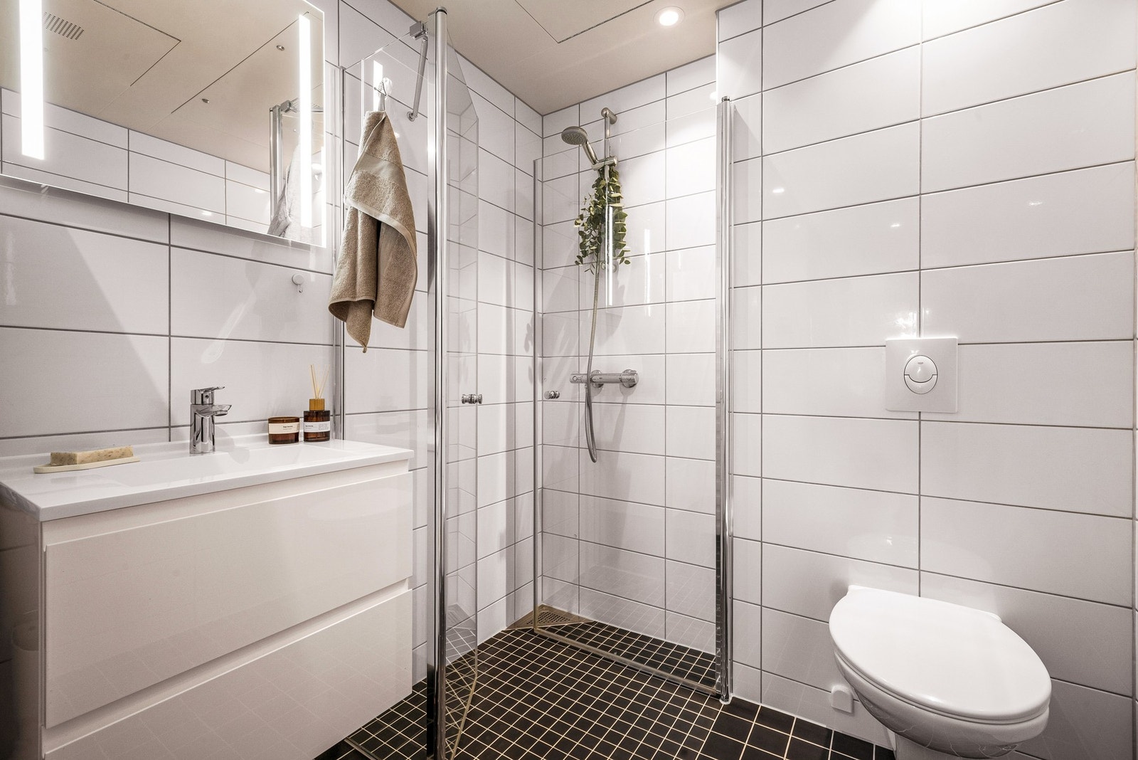 - Badet har vannbåren gulvvarme. Praktiske innsvingbare dusjdører for maks utnyttelse av rommet - Galleribilde