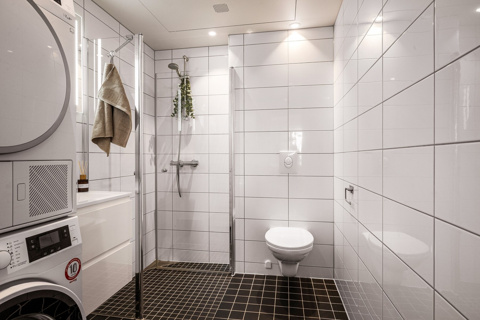 - Pent helfliset bad med downlights i himling - Galleribilde