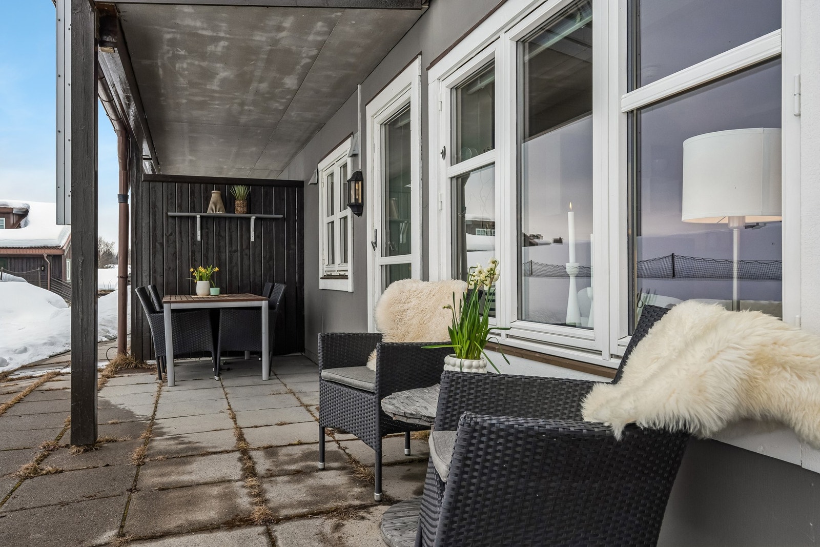 Deler av uteplassen er overbygget grunnet ovenforliggende terrasse Galleribilde
