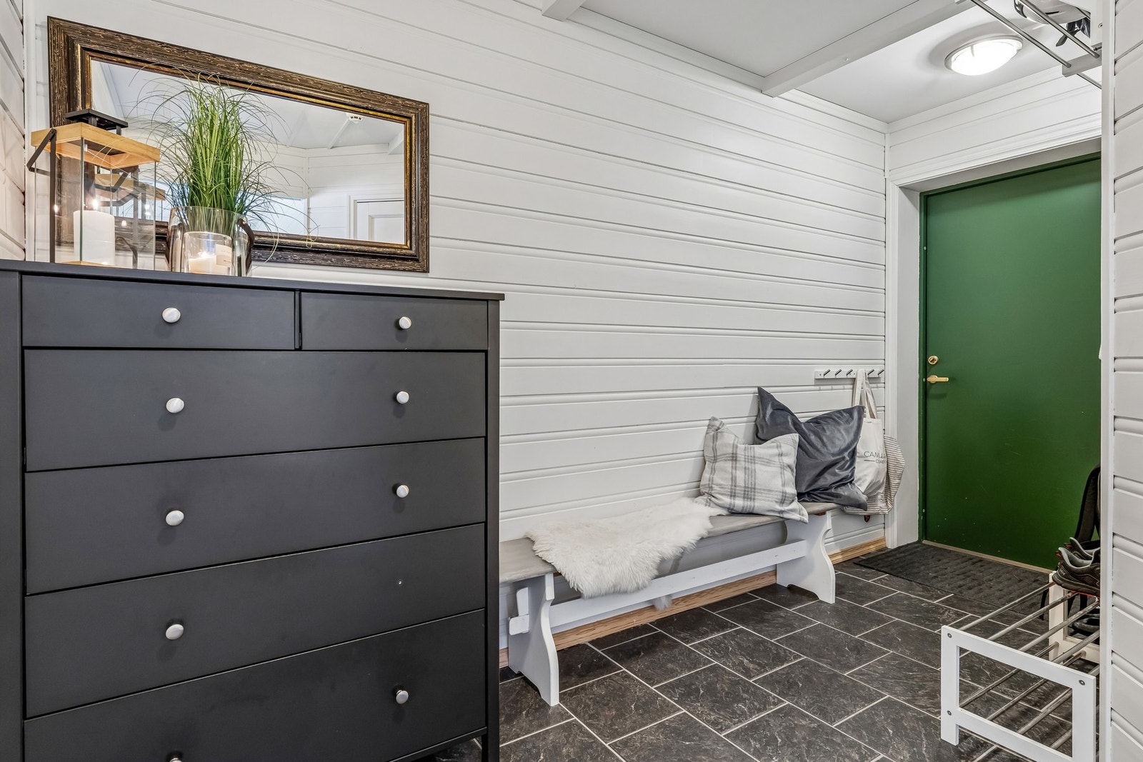 Entré/gang med god plass til yttertøy og sko, genialt med bad i tilknytning Galleribilde