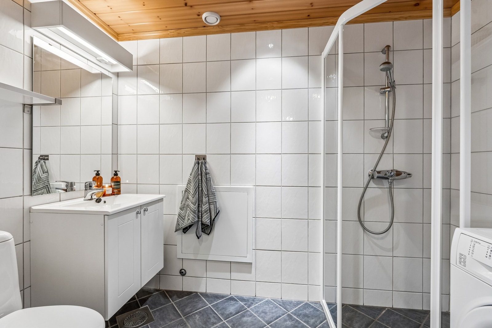 Bad ved entré har opplegg til vaskemaskin. Galleribilde