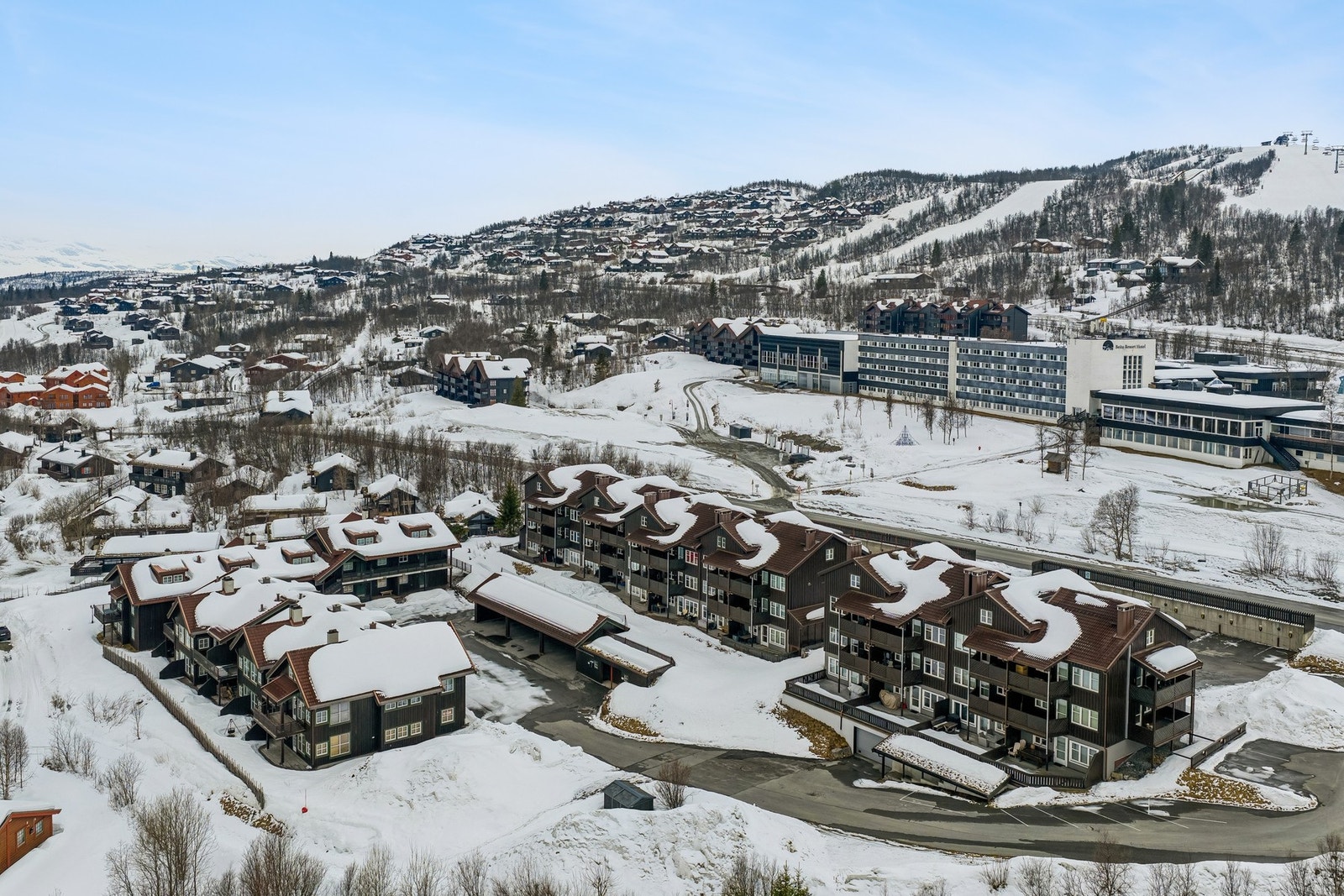 Beitostølen er den komplette og urbane fjelldestinasjonen. Det som gjør Beitostølen så spesiell er nærheten til fjellet og den intime atmosfæren - alpinbakker, langrennsløyper, restauranter, puber, butikker og andre severdigheter samlet på ett sted Galleribilde