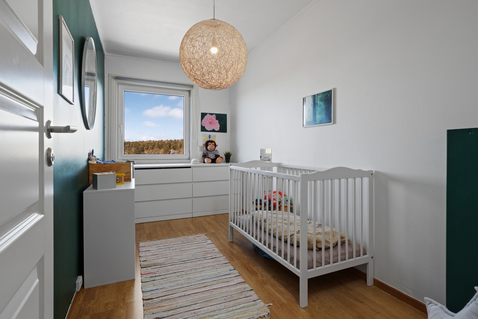 Leiligheten har to romslige soverom med gode vindusflater og flott utsikt i retning Slottsfjellet Galleribilde