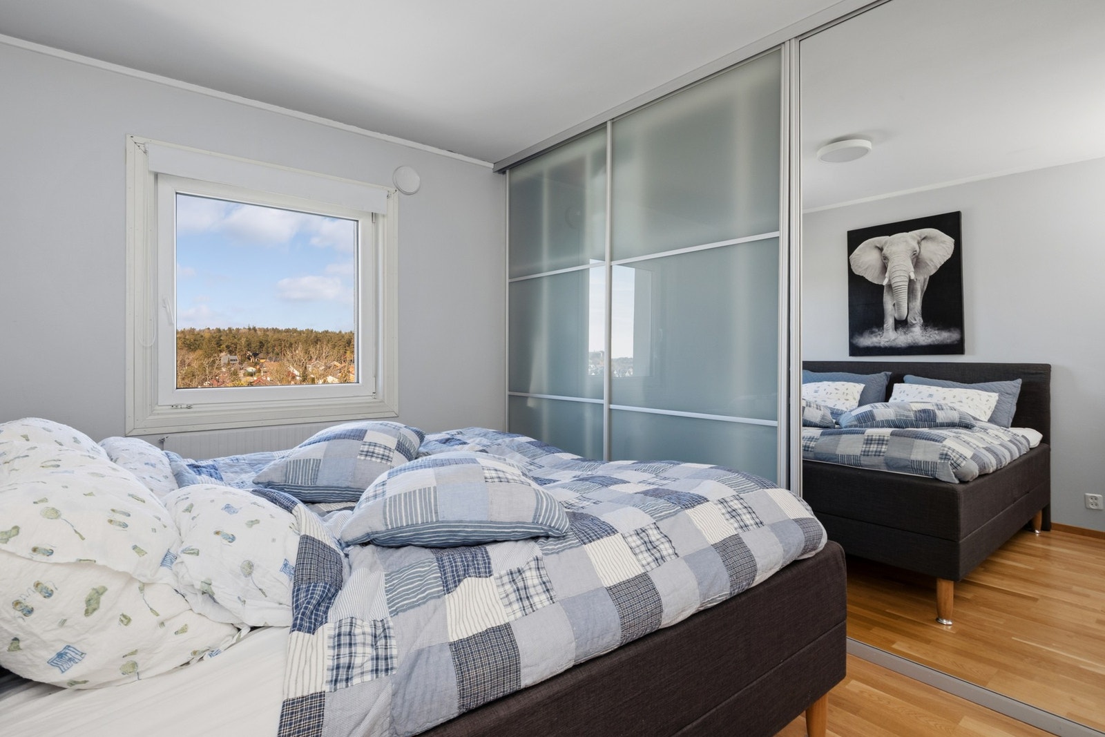 Det er en stor, plassbygd skyvedørsgarderobe på hovedsoverommet Galleribilde
