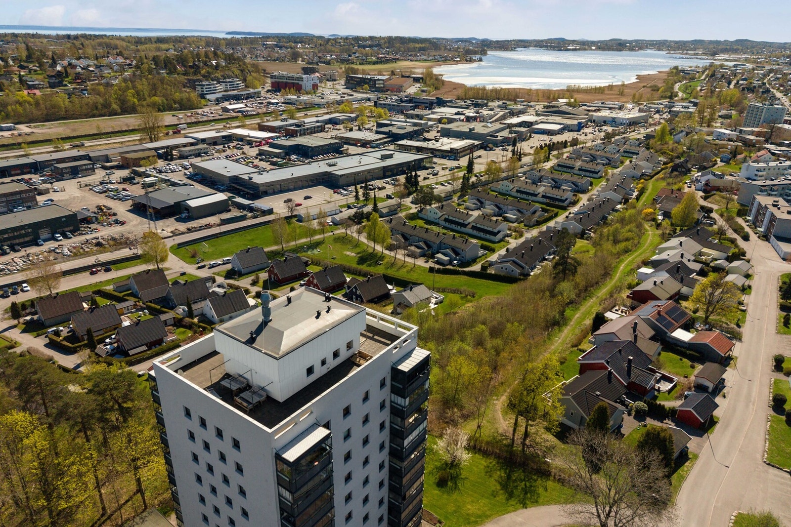 Eiendommen ligger både sentralt, barnevennlig og landlig til, i kort avstand fra byen og i umiddelbar nærhet til turområder Galleribilde