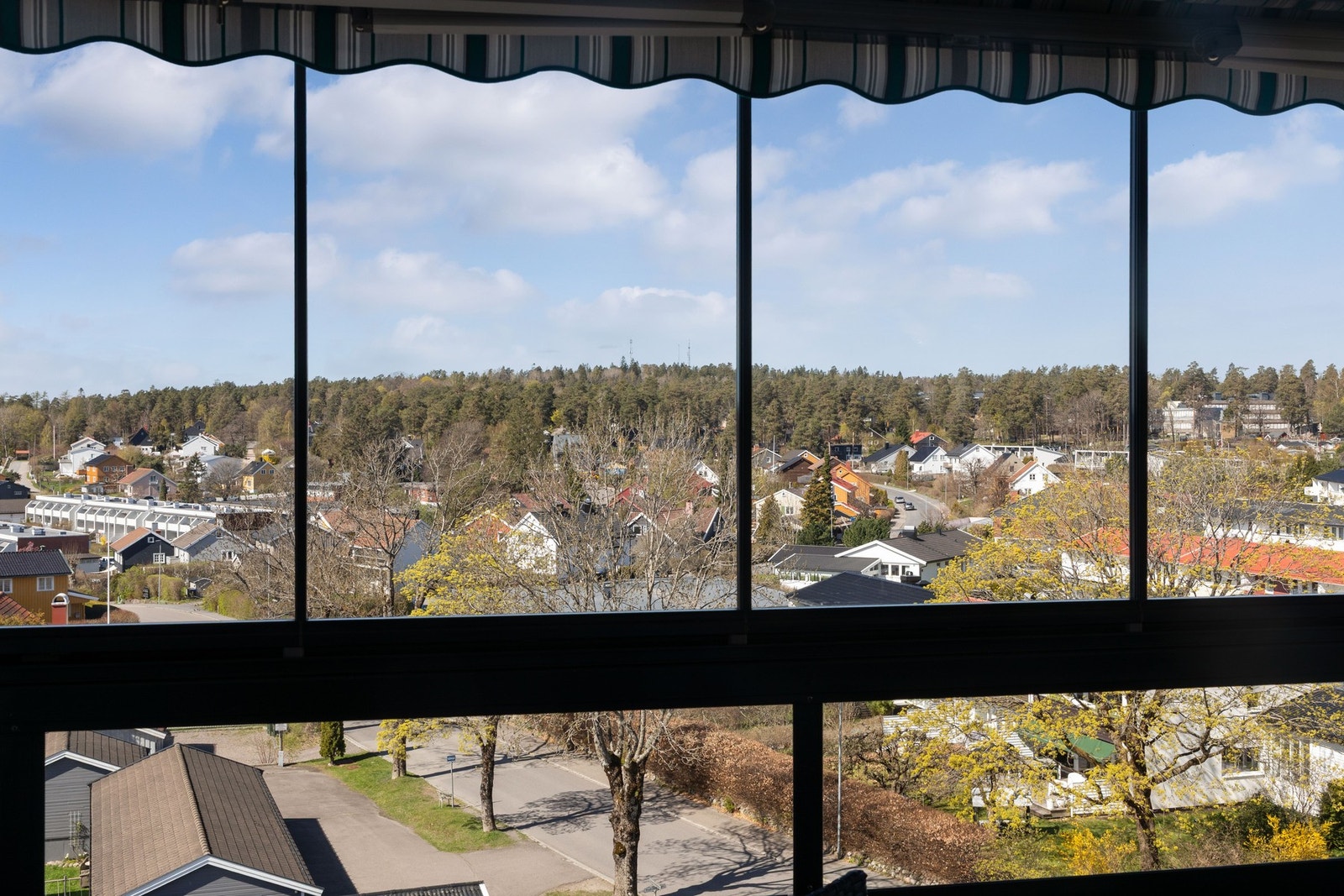 Leiligheten ligger i syvende etasje i bygget, så her kan det i tillegg skiltes med langstrakt, fin utsikt Galleribilde