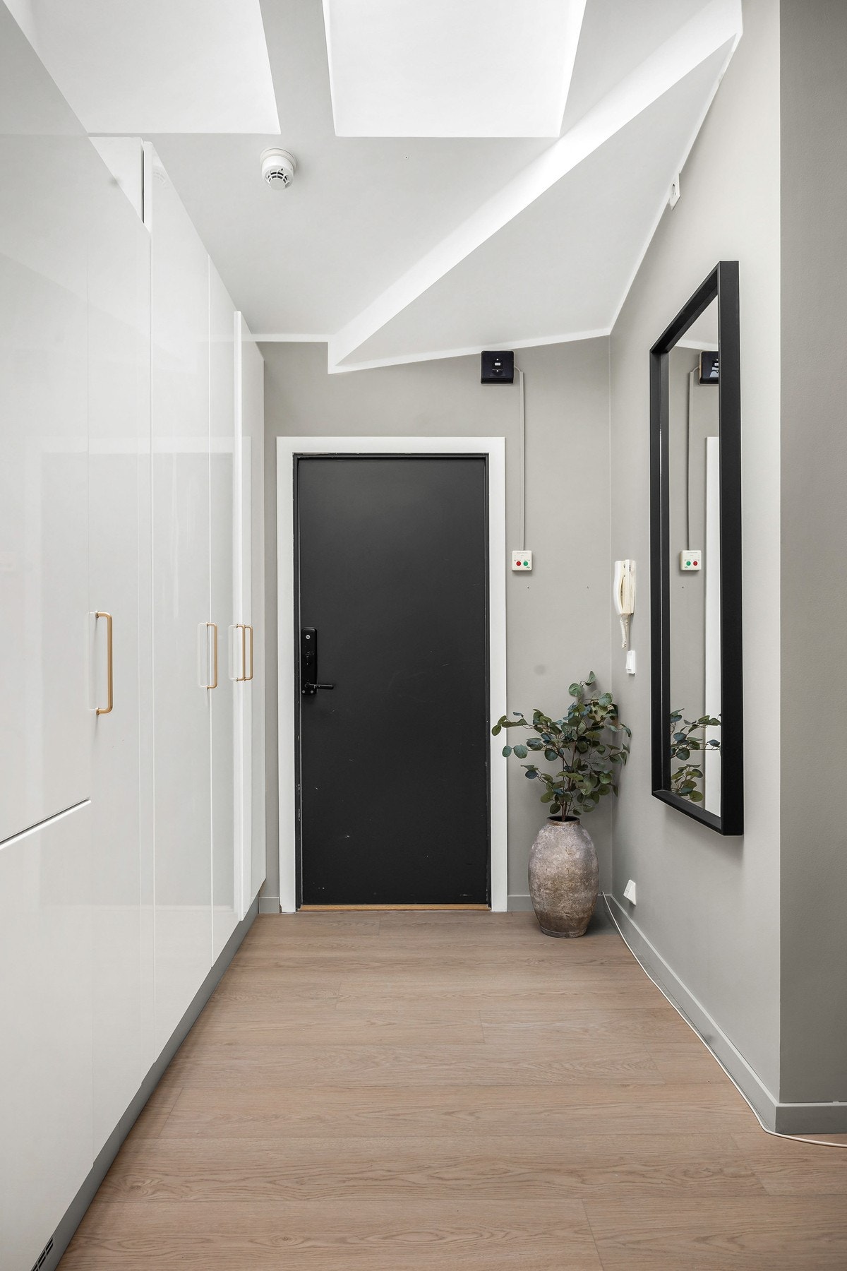 Entré med plass til klesoppheng og garderobe. Galleribilde