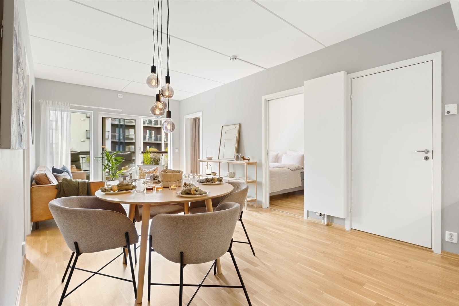 Allrommet får inn godt med naturlig dagslys fra de store vindusflatene som strekker seg helt fra gulvet og opp mot tak, noe som er med på å gjøre boligen lys og trivelig. Vinduene er utstyrt med moderne tre-lags glass som gir god isolasjon. Galleribilde