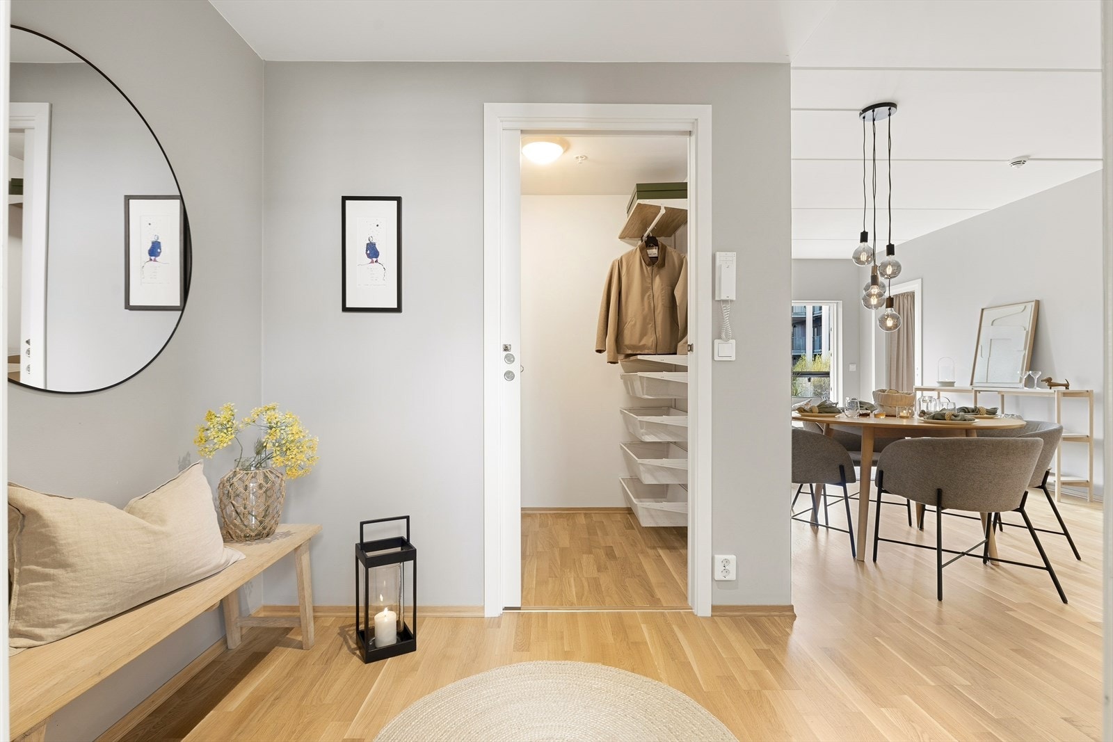 Inngangspartiet er lyst og innbydende, og er i dag innredet med knagger til å henge fra seg yttertøy. Boligen disponerer også en ekstern bod på 6 m² hvor det er god plass til oppbevaring av annet utstyr m.m. Galleribilde