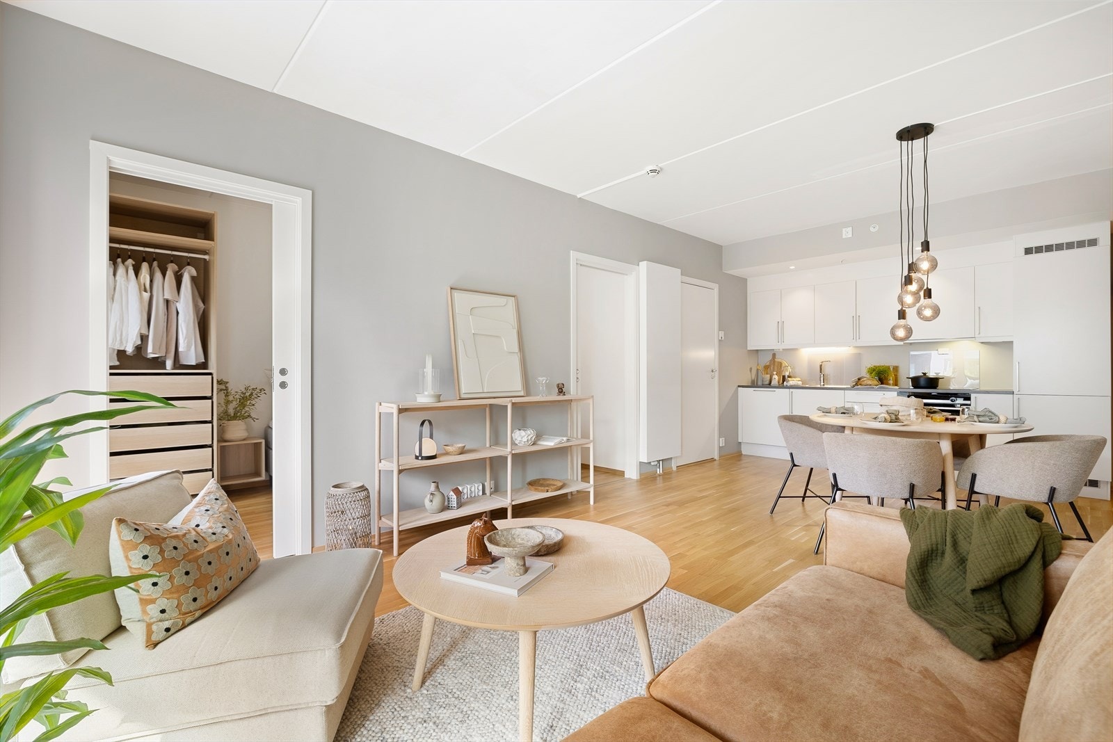 Velkommen til Øvre Granåslia 5! Heimdal Eiendomsmegling v/Alexandra Muravskaya har gleden av å presentere en velholdt 3-roms selveierleilighet på 55 m², beliggende i 2. etasje i et nytt og attraktivt boligbygg fra 2018 på Strinda Hageby. Galleribilde