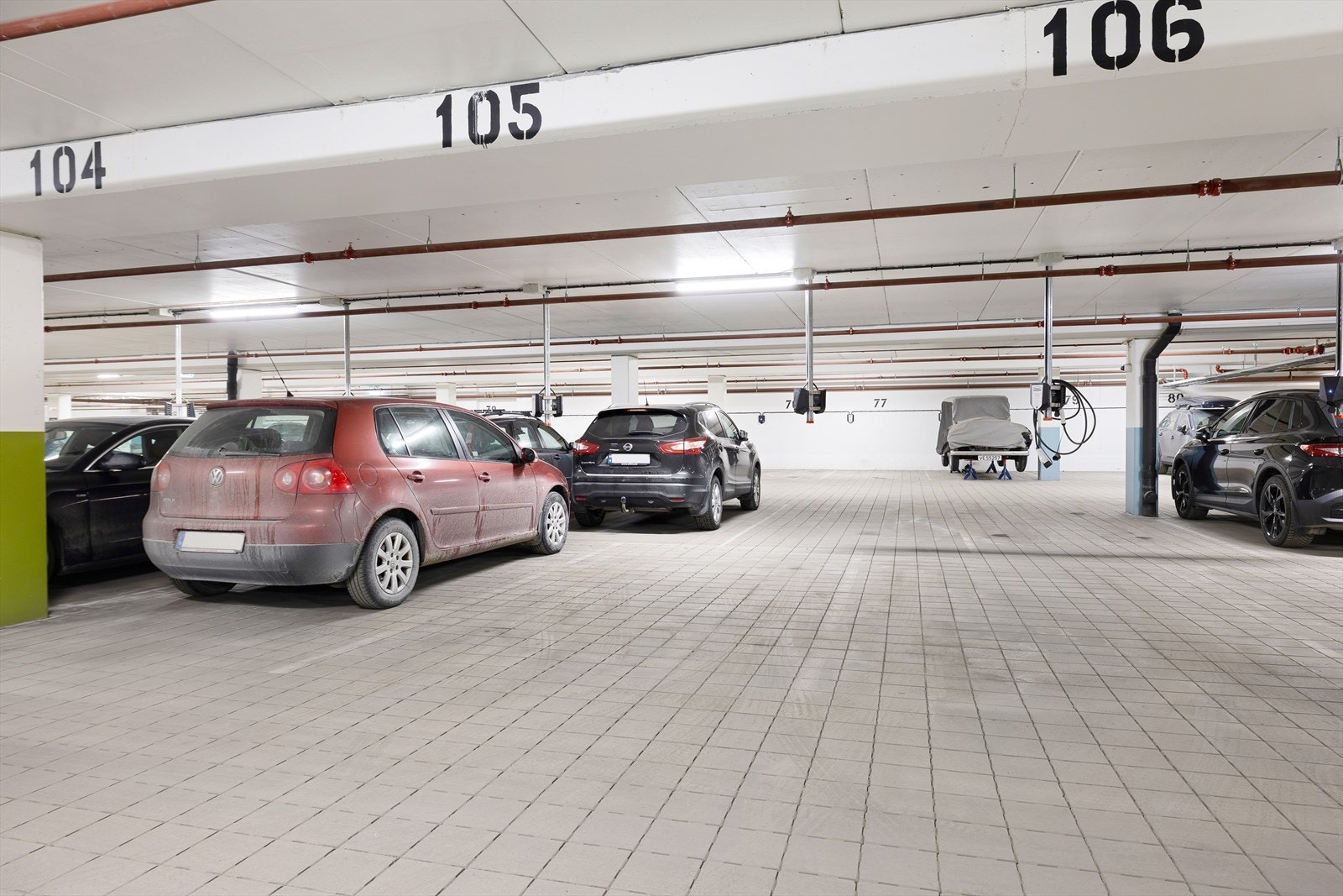 Leiligheten har en egen parkeringsplass i oppvarmet parkeringskjeller. Det er plass nummer 105 som tilhører leiligheten ifølge selger. Galleribilde