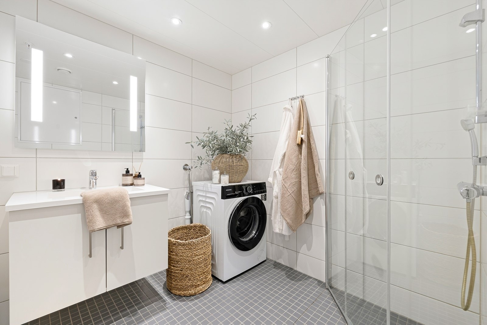 Badet er utstyrt med innfellbare dusjdører, mekanisk avtrekk, toalett, servant i skap, rørfordelerskap, stoppeventiler, vannmåler, energimåler, og opplegg for vaskemaskin og tørketrommel. Galleribilde
